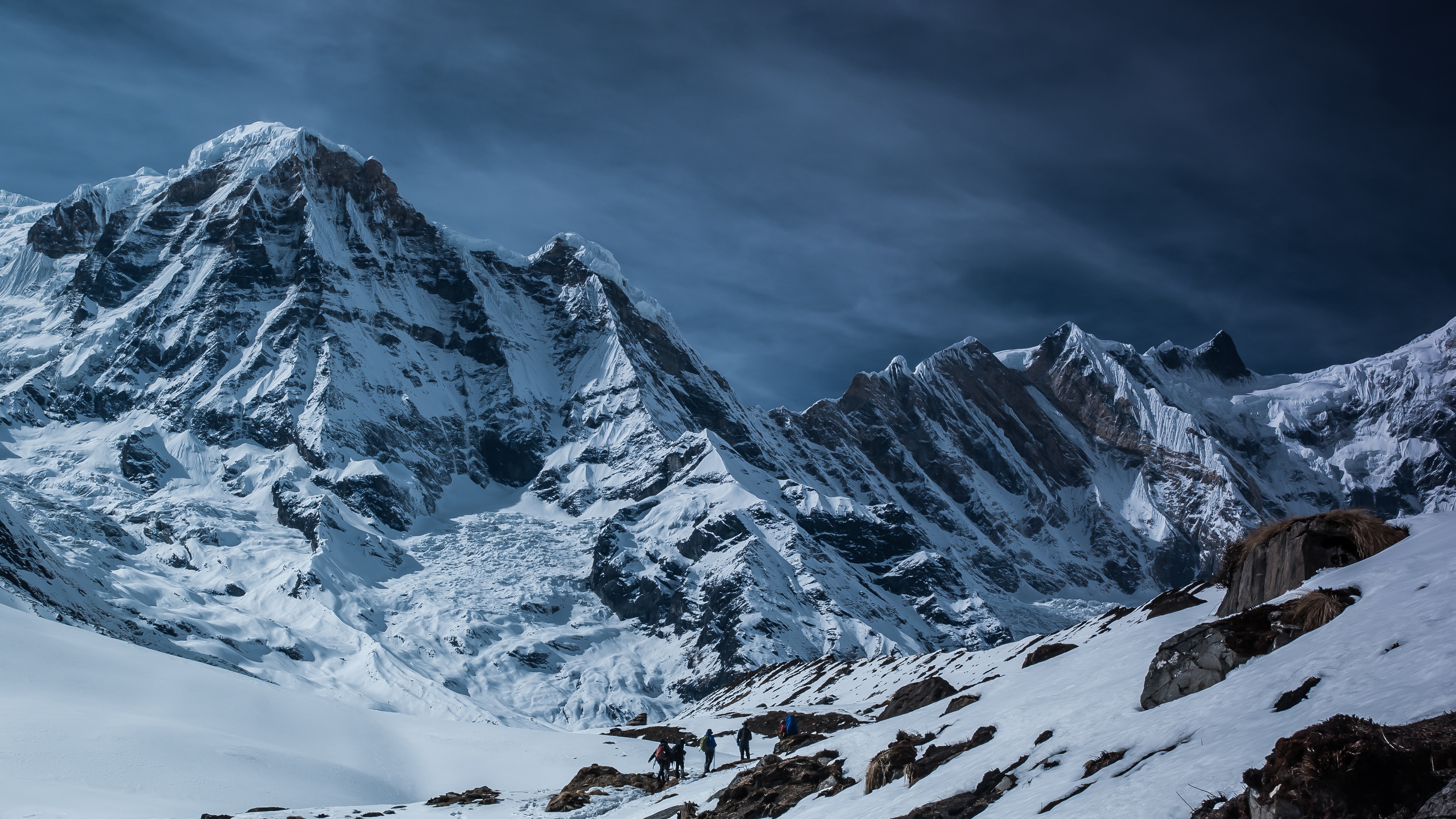 Free photo Mountaineers in the snowy mountains