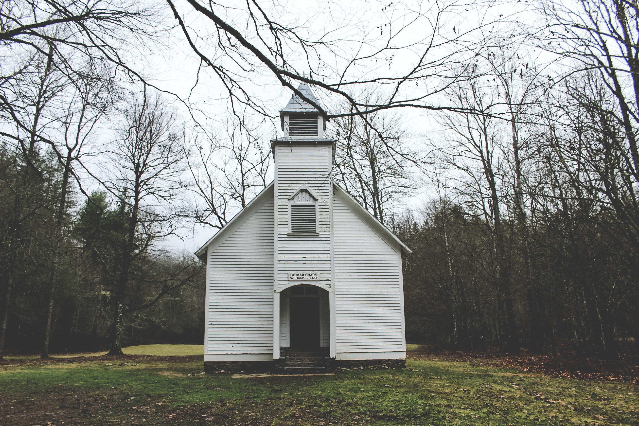 Free photo Church building in the cemetery