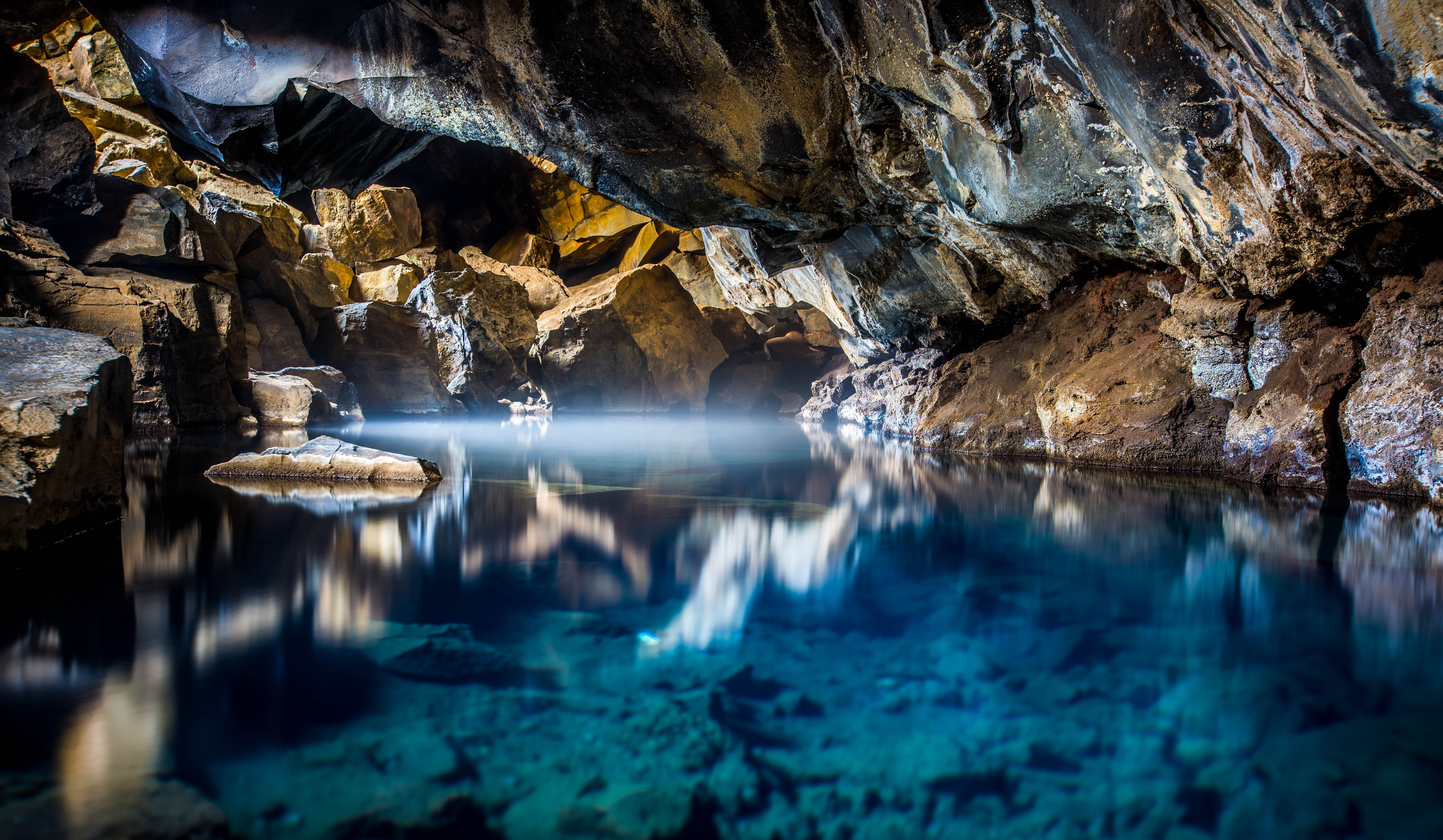 西班牙洞穴中的河流