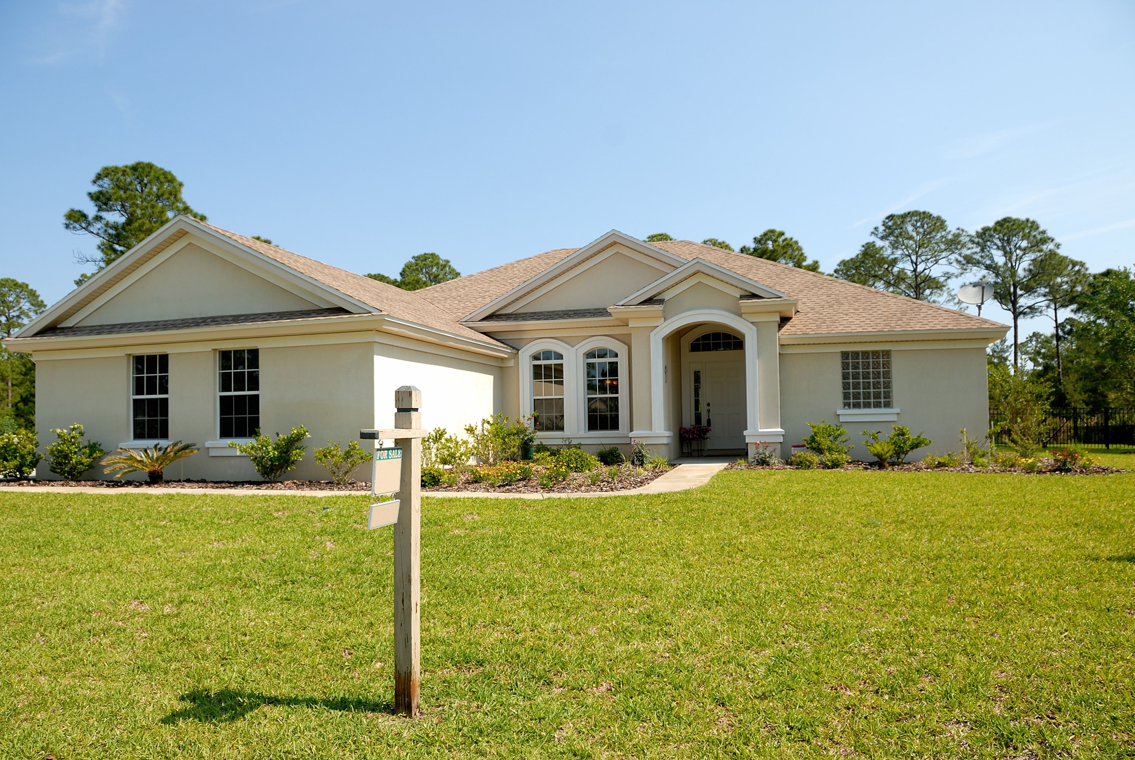 Free photo An American home with a green lawn