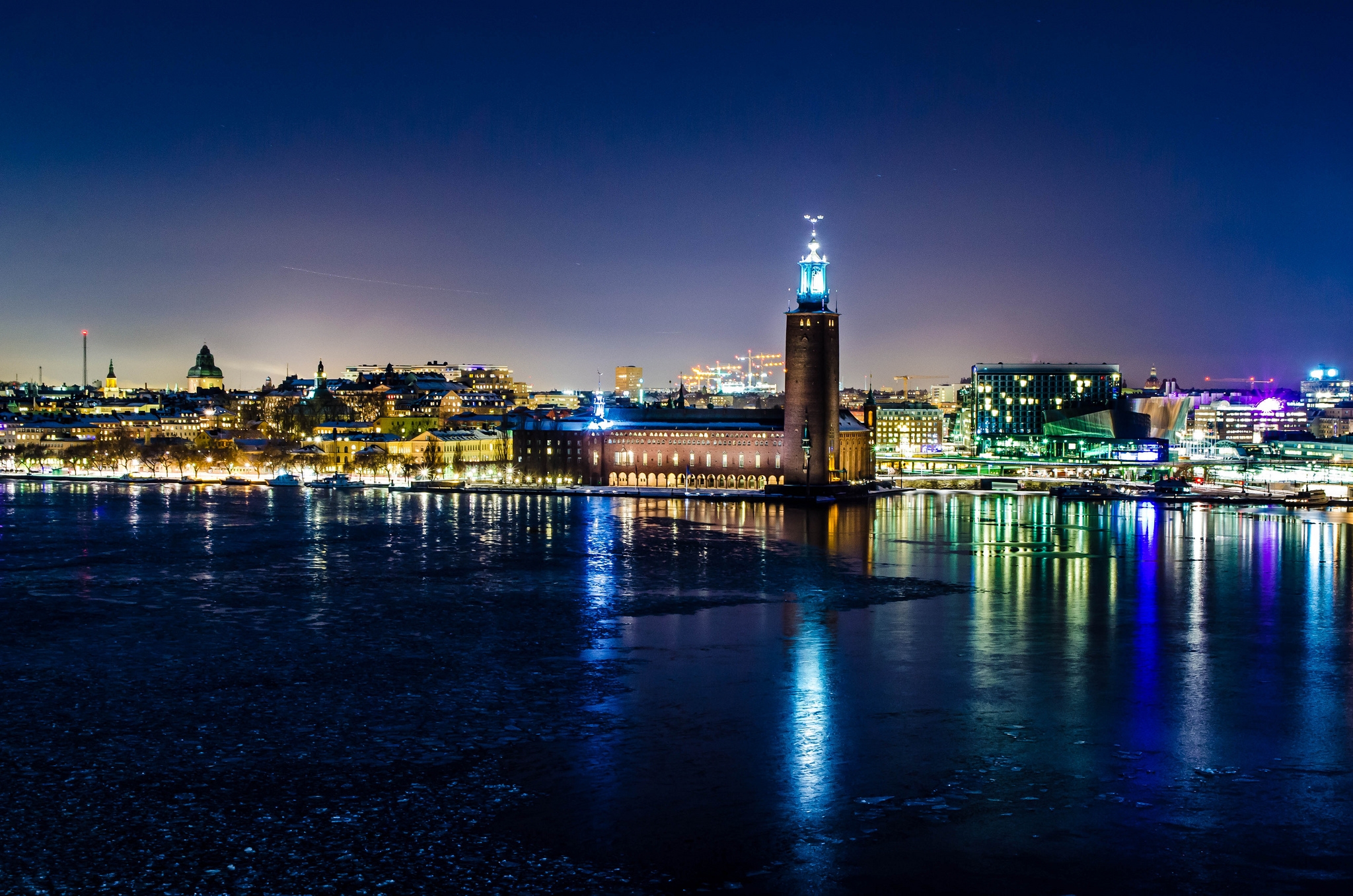 Free photo The night city is reflected in the frozen river