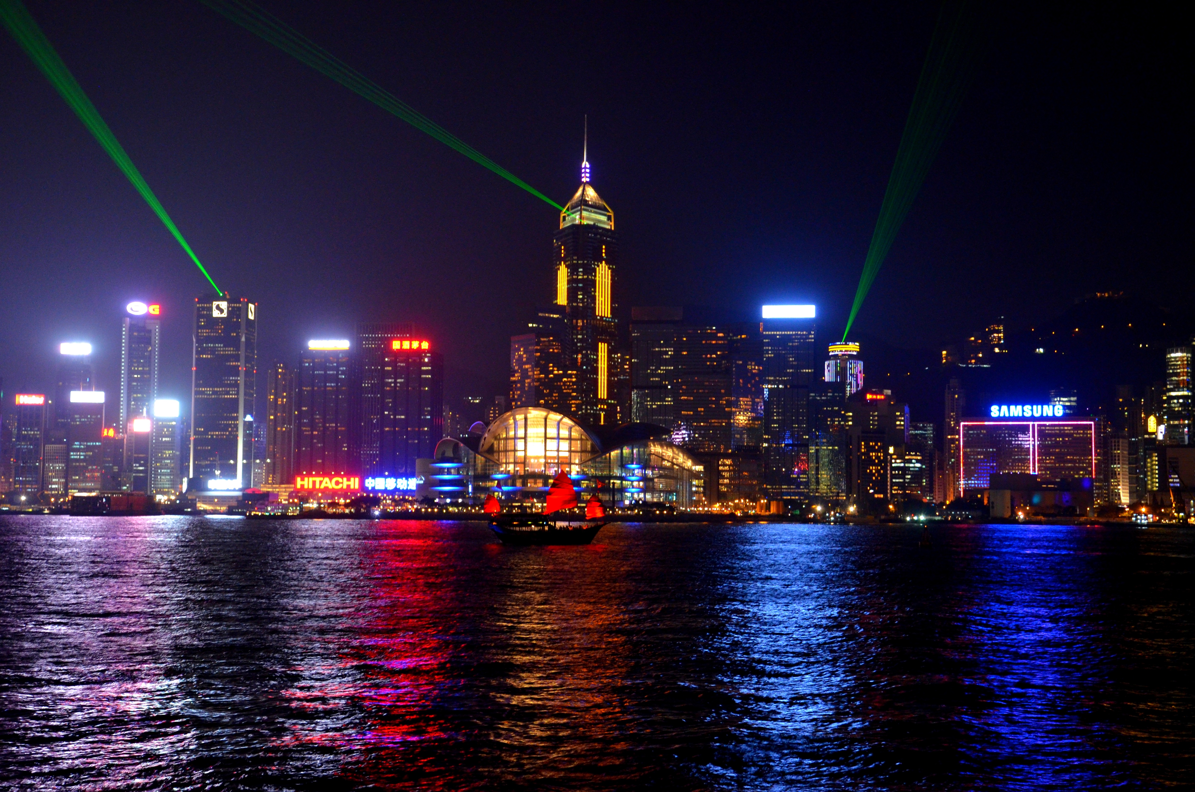 Free photo View of Hong Kong at night from the water