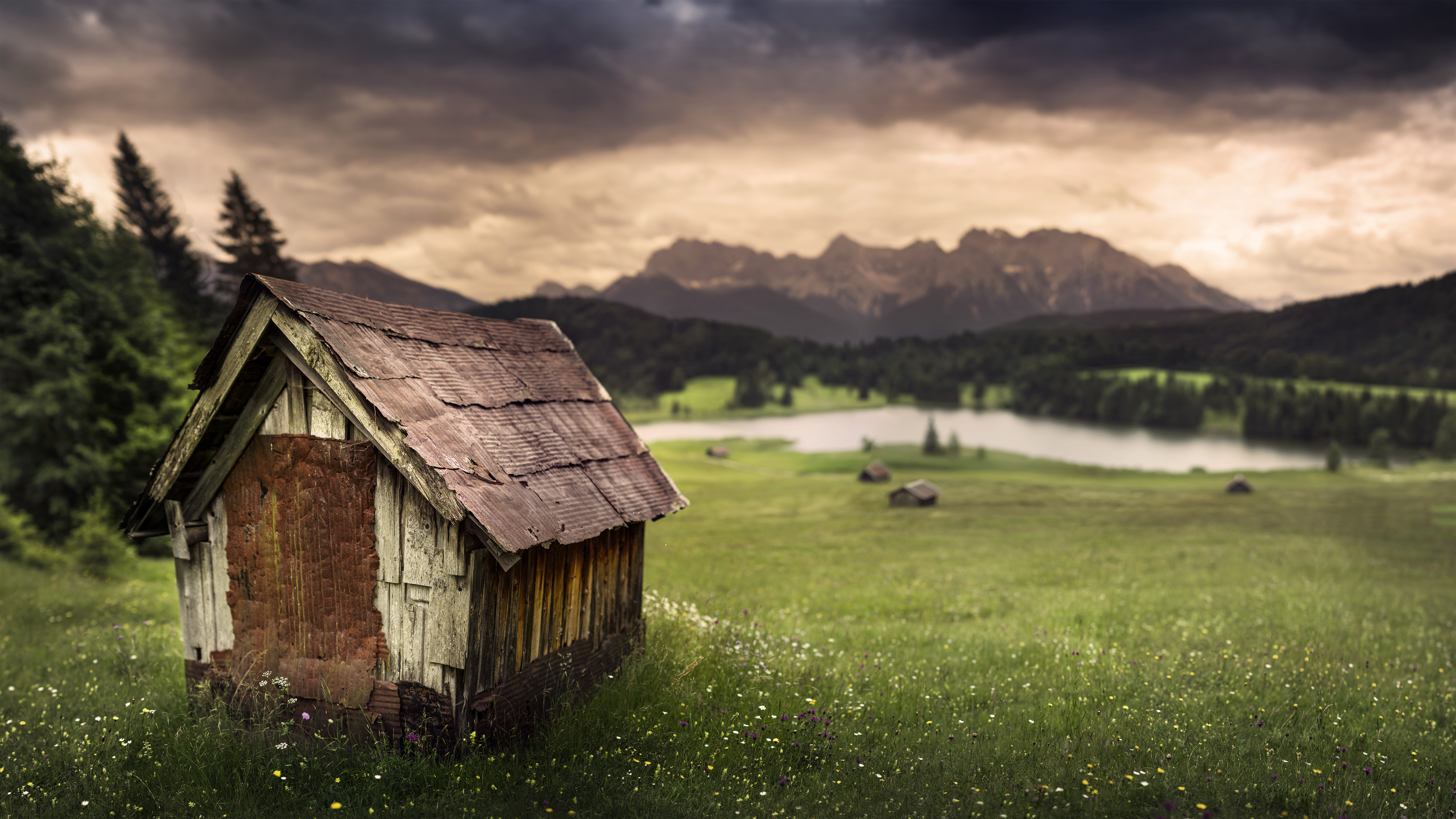 Free photo An old barn in a field by the river