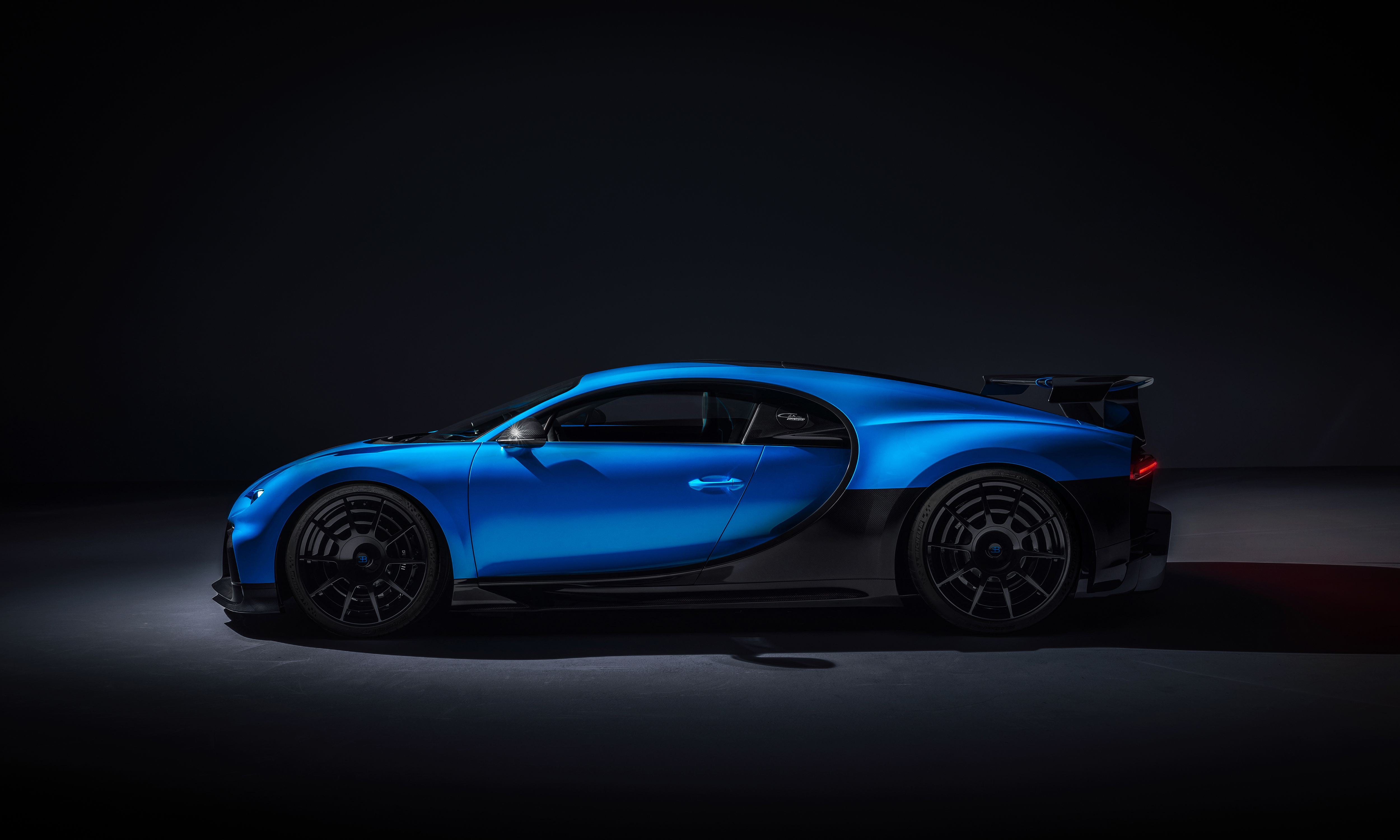 Free photo Blue bugatti chiron pur sport 2020 side view