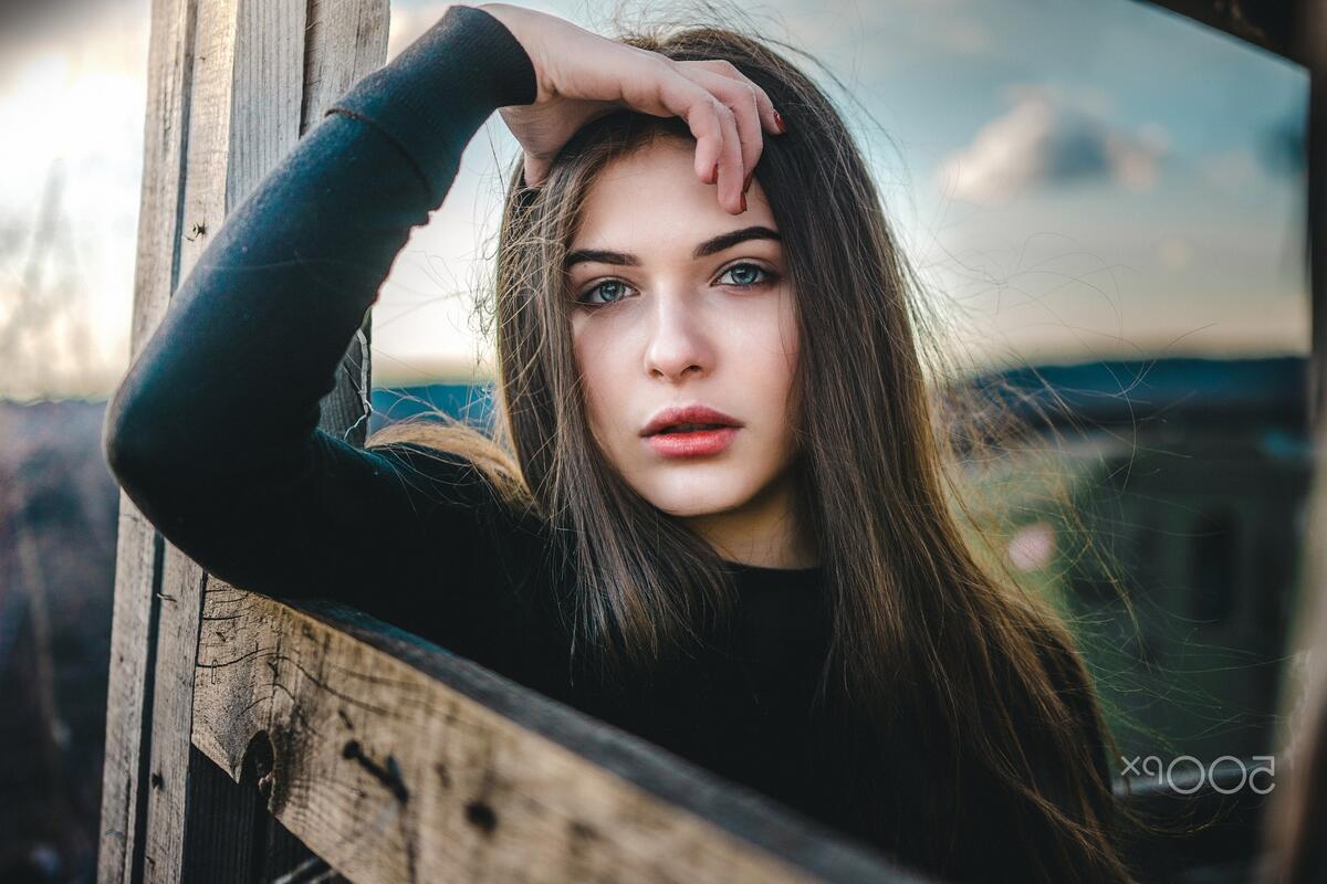 Обои девушка Темноволосая девушка в черной водолазке · бесплатная фотография от virtual  - картинки и обои на рабочий стол