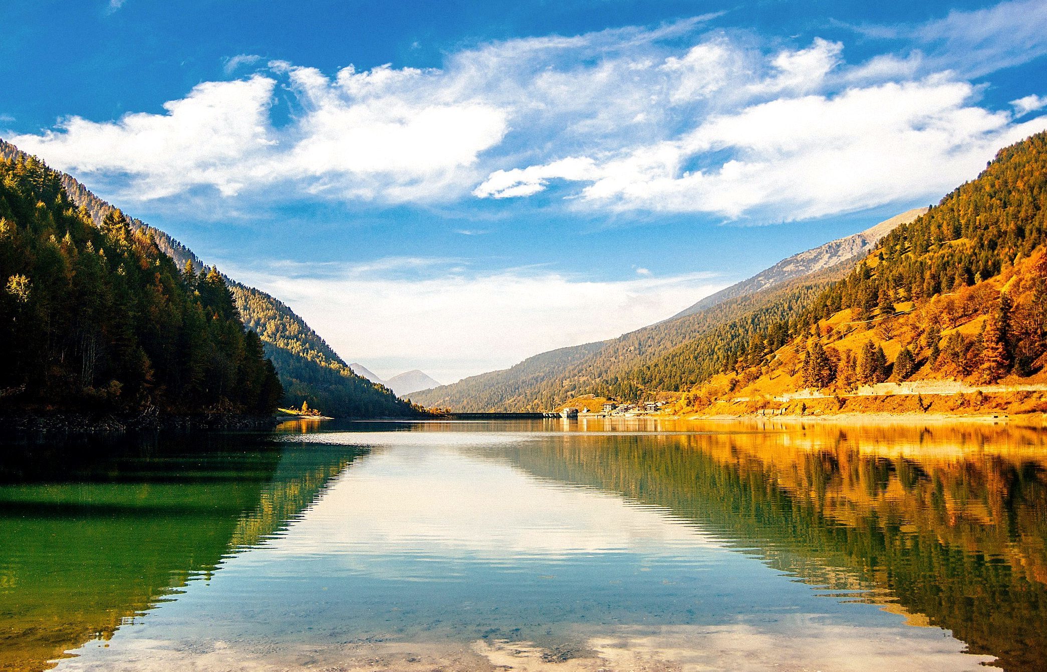 桌面上的壁纸湖区 山景 河流