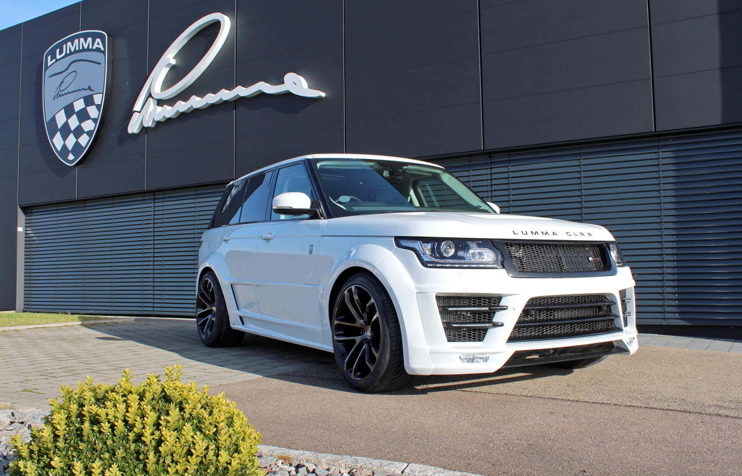 Free photo Tuned range rover l405 in white color