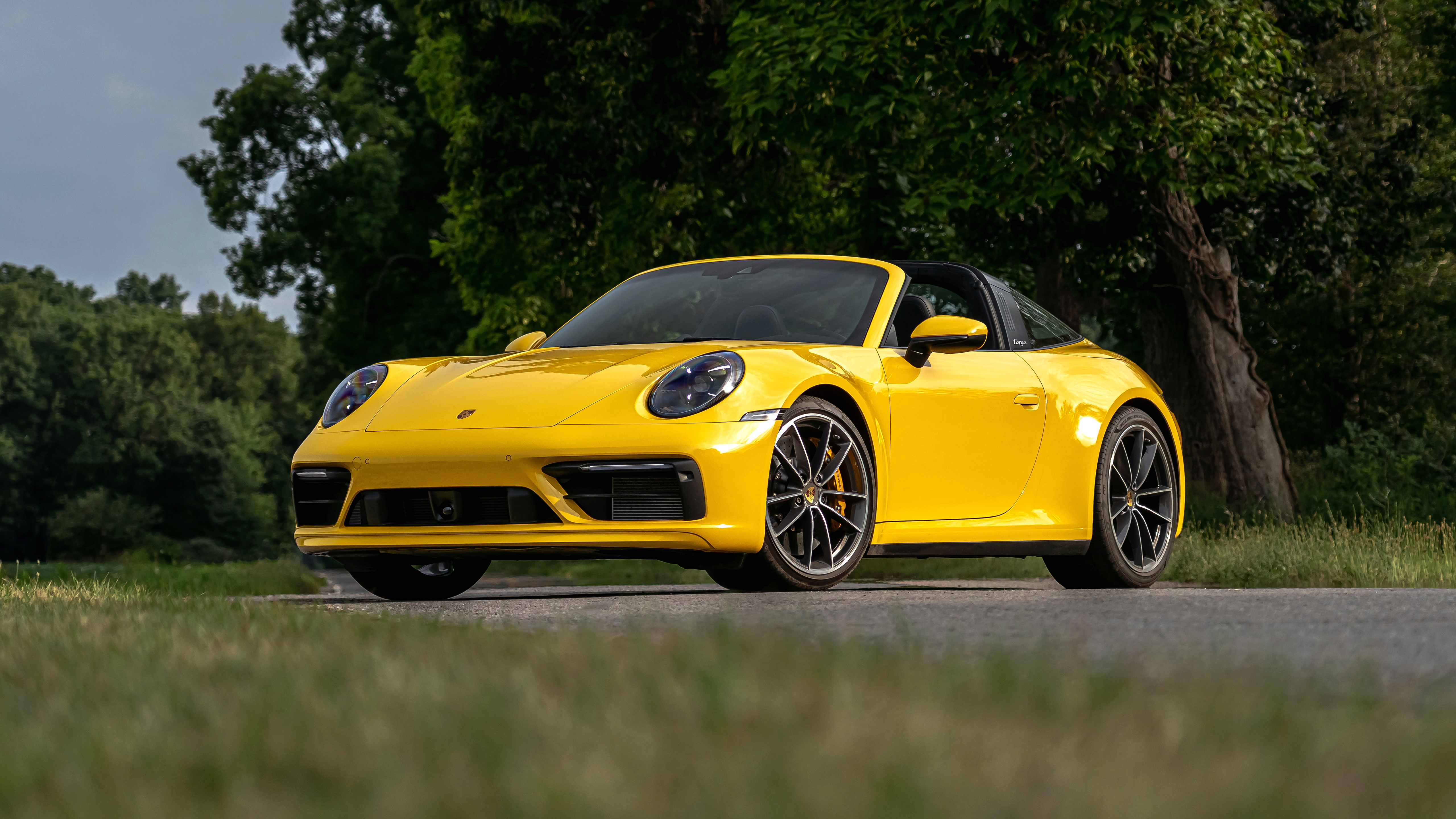 Free photo Yellow porsche targa 4s