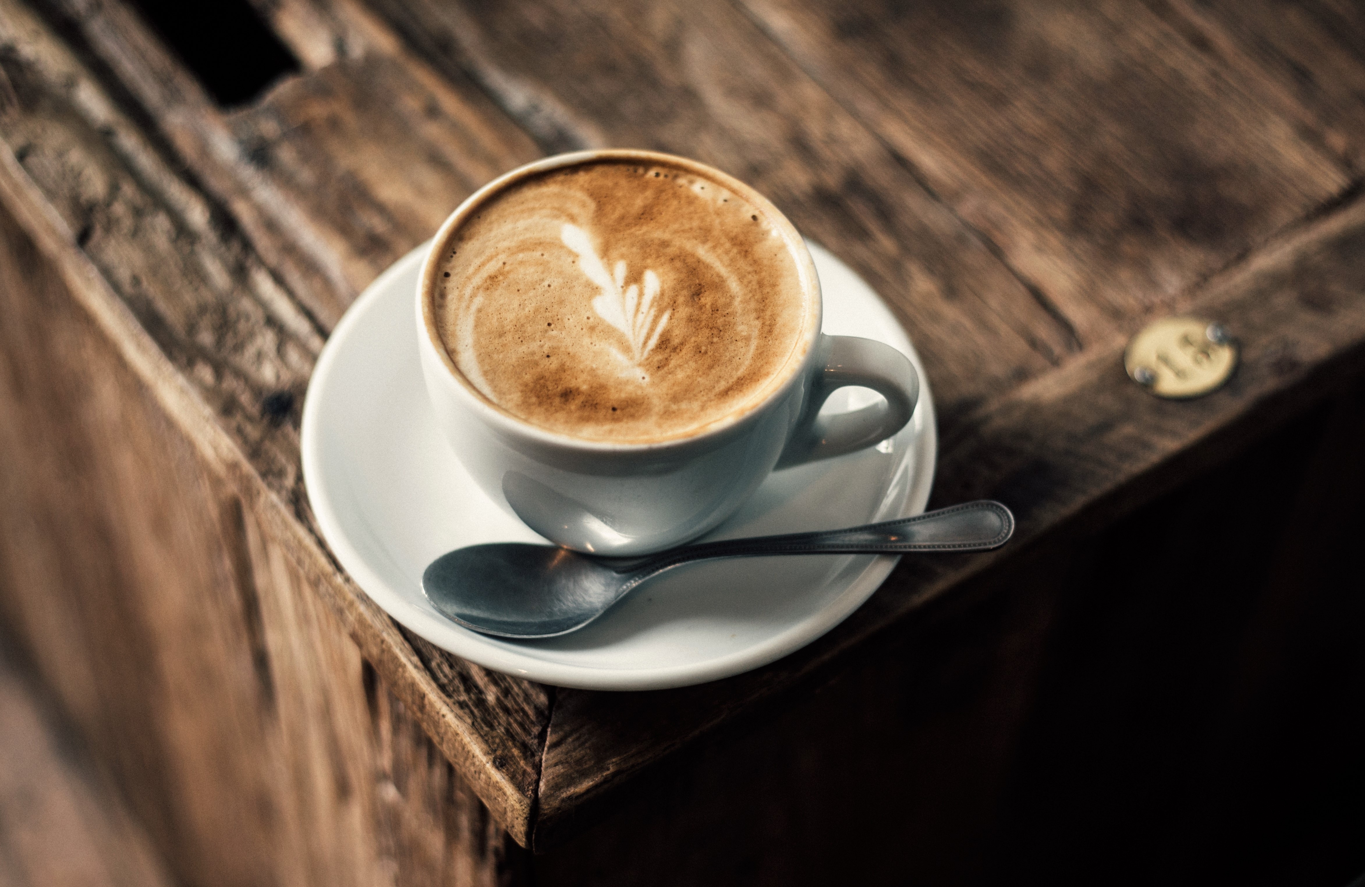 Free photo A cup of coffee on a wooden table