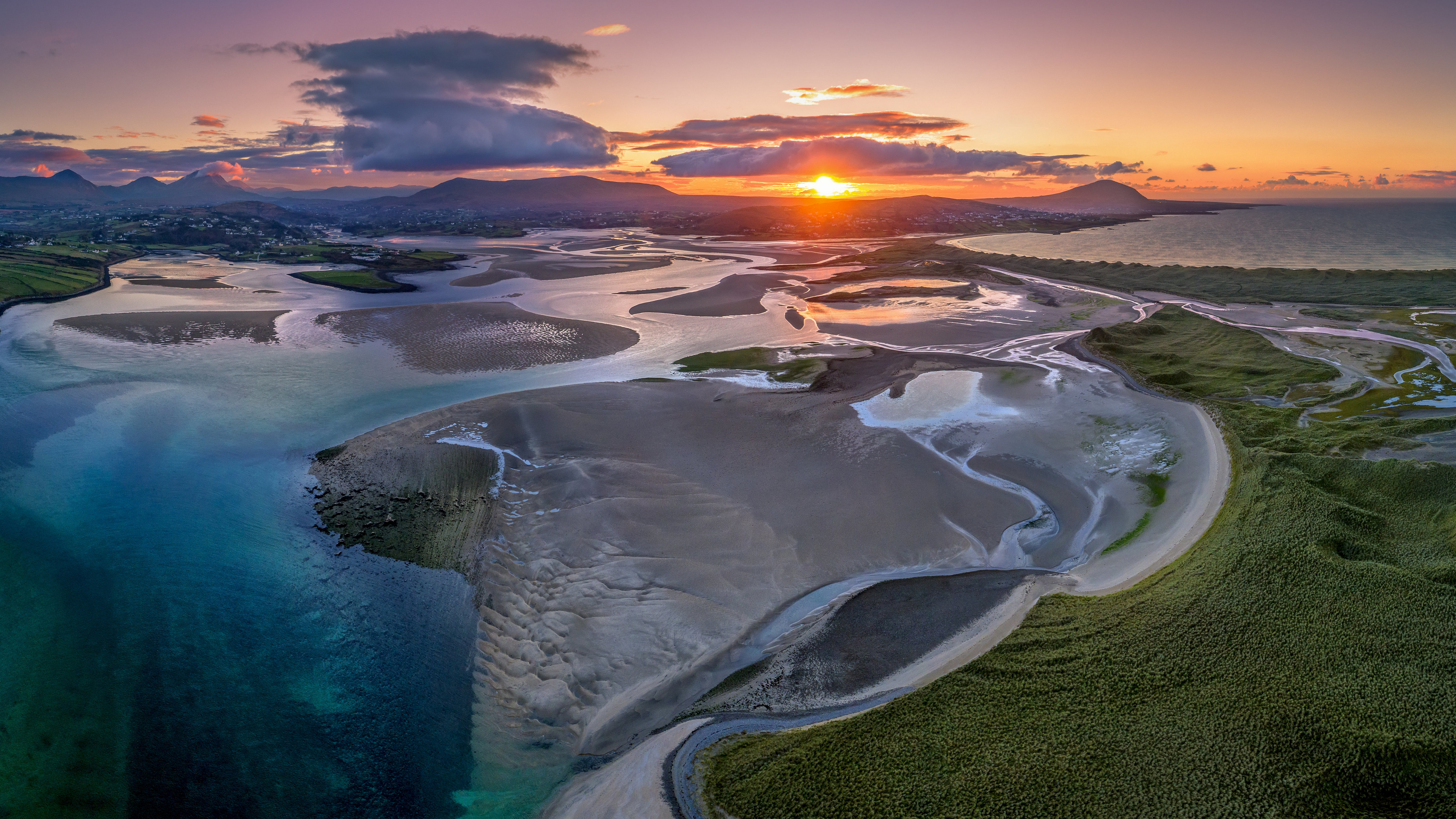 Free photo Sand dunes at the mouth of the river