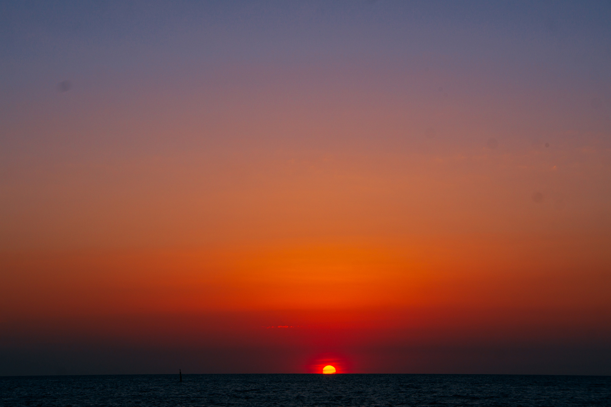 Free photo The sea sun disappearing over the horizon