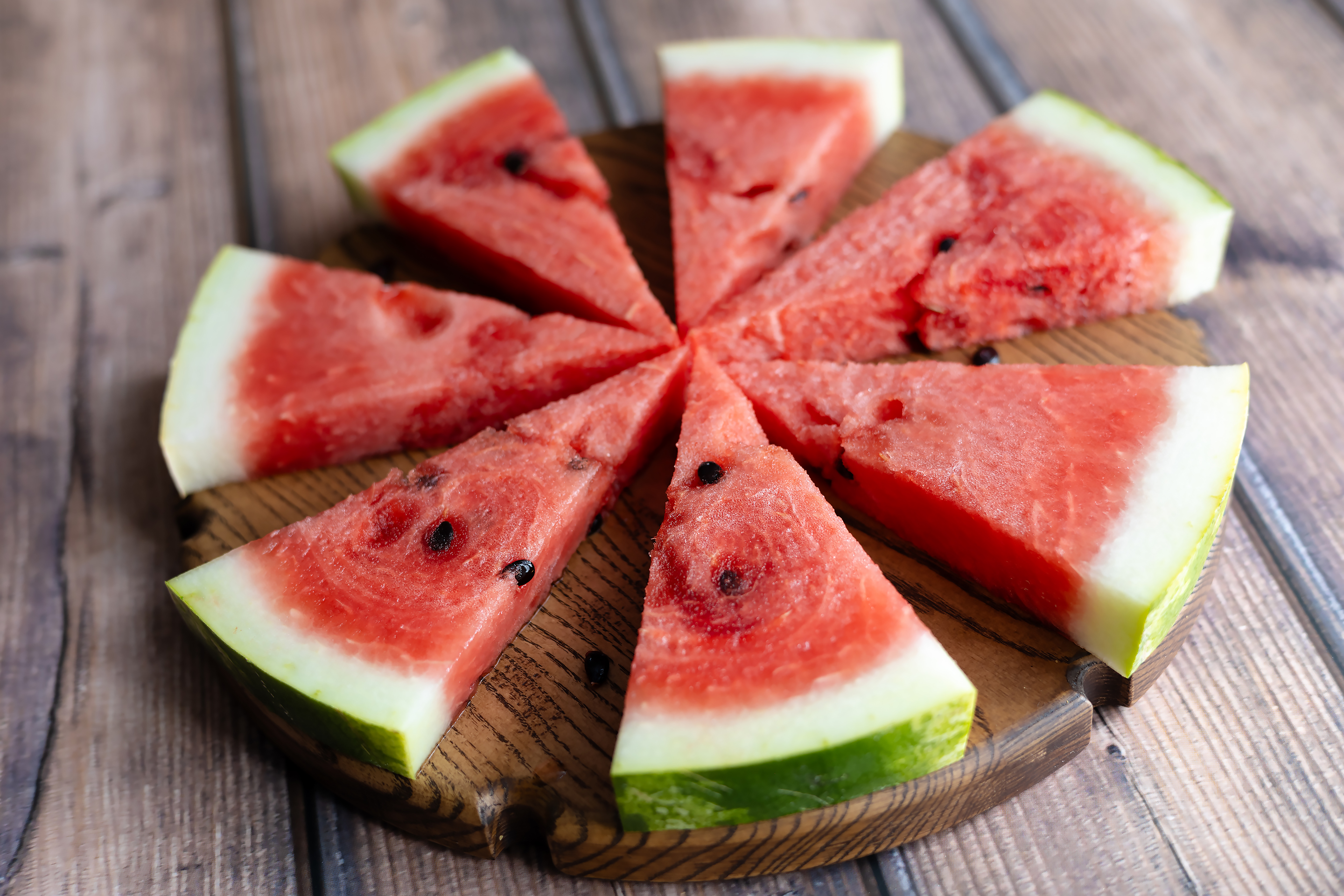 Free photo Sliced pieces of watermelon on a wooden board