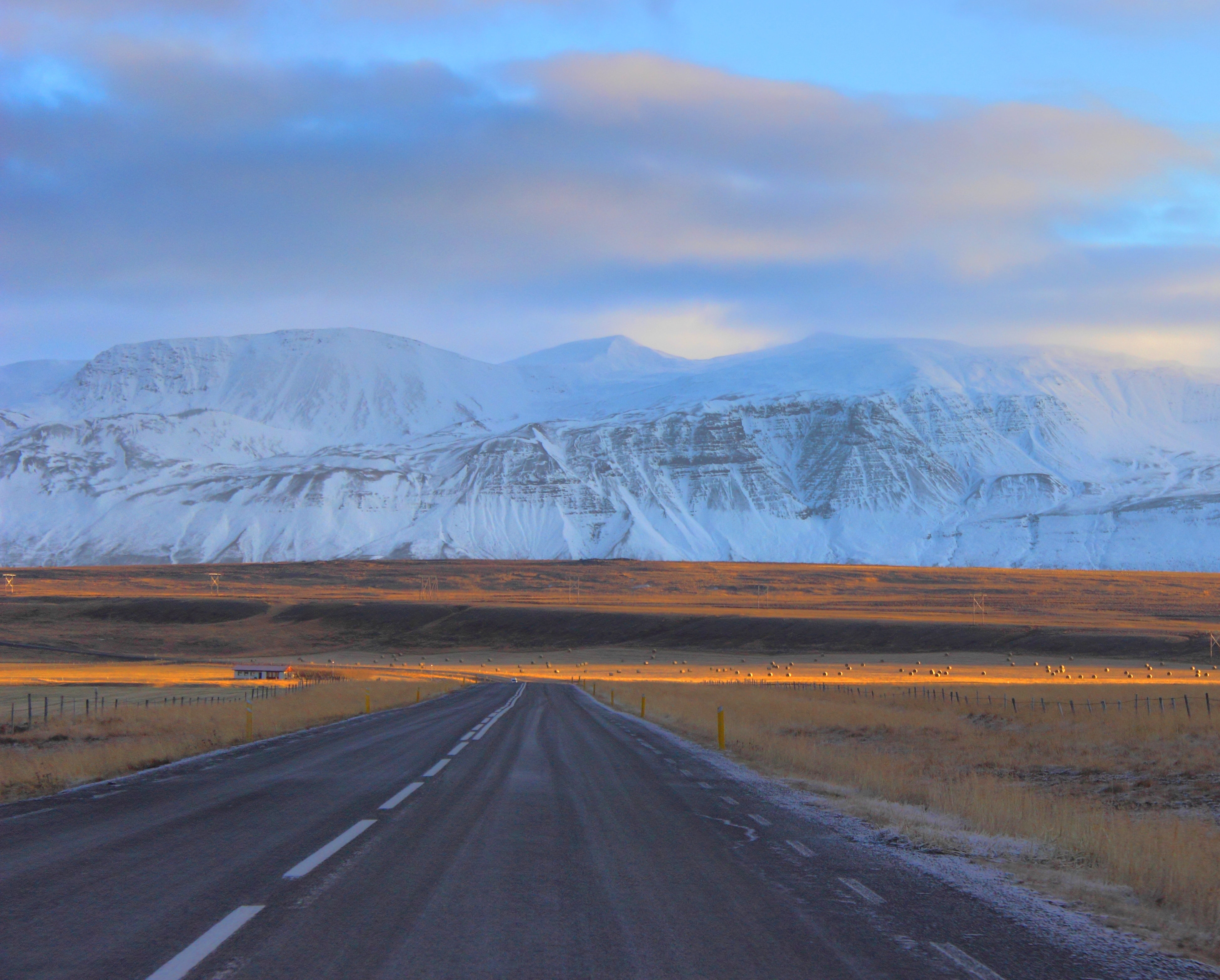 Free photo The road to the snow-capped mountains