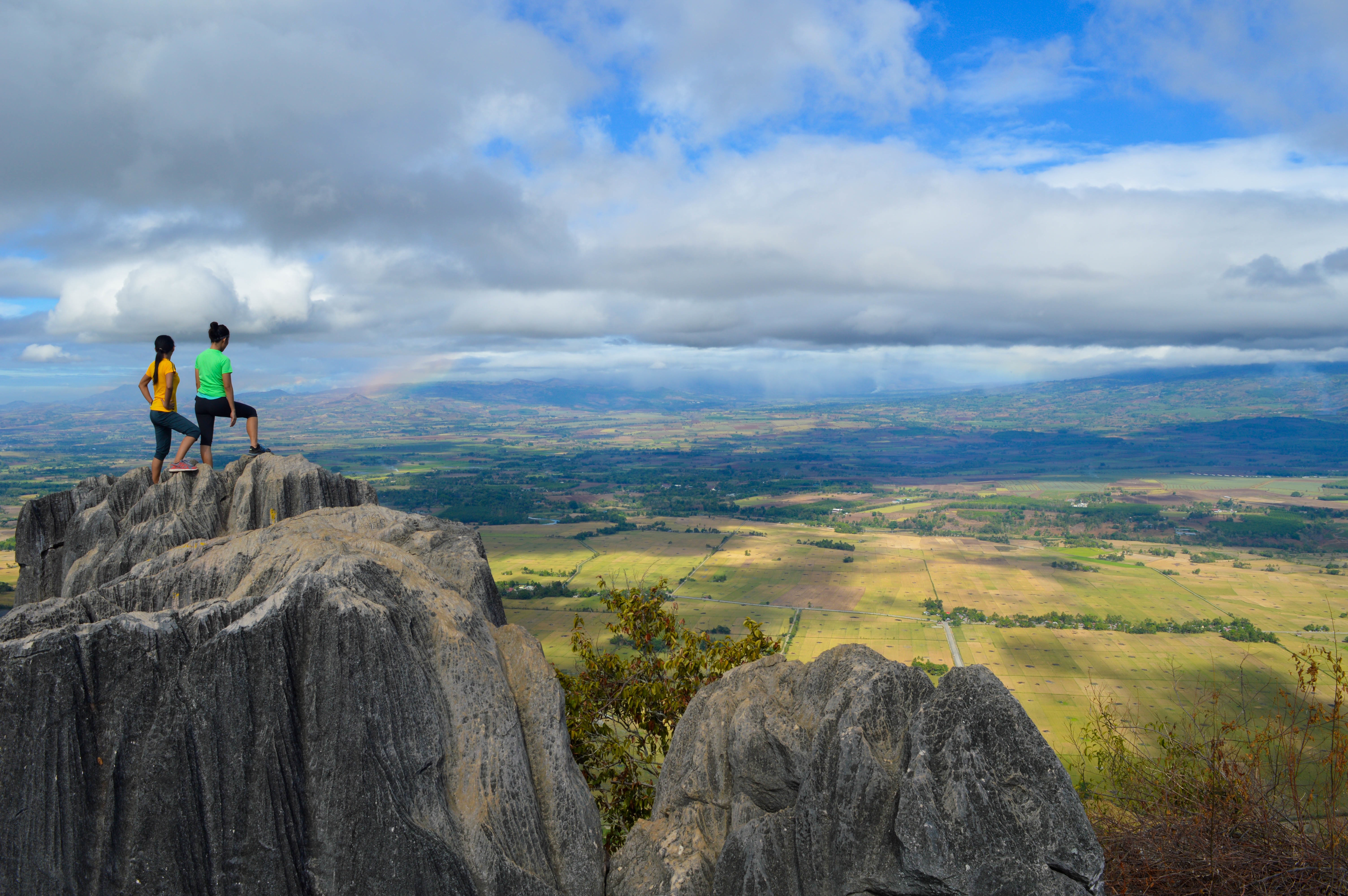 Free photo People on the top of the cliff admire the expanse