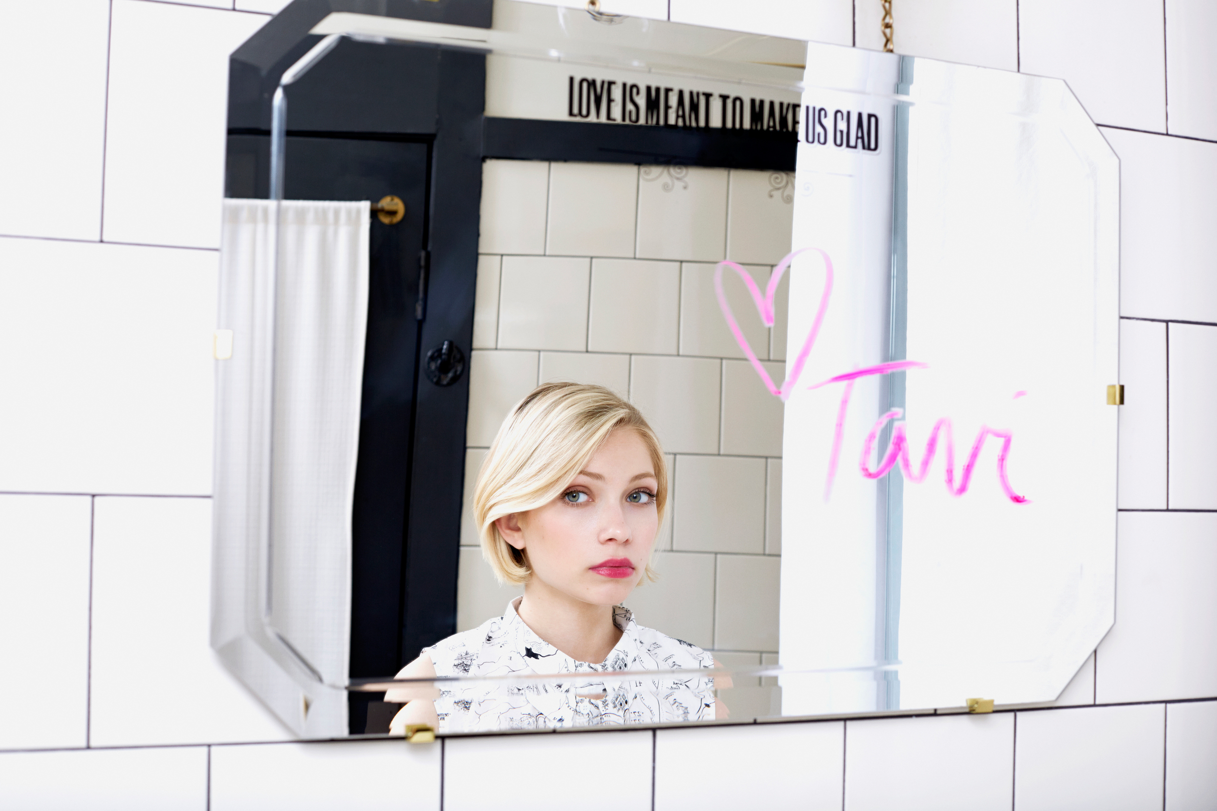 Free photo Tavi Gevinson looks in the mirror