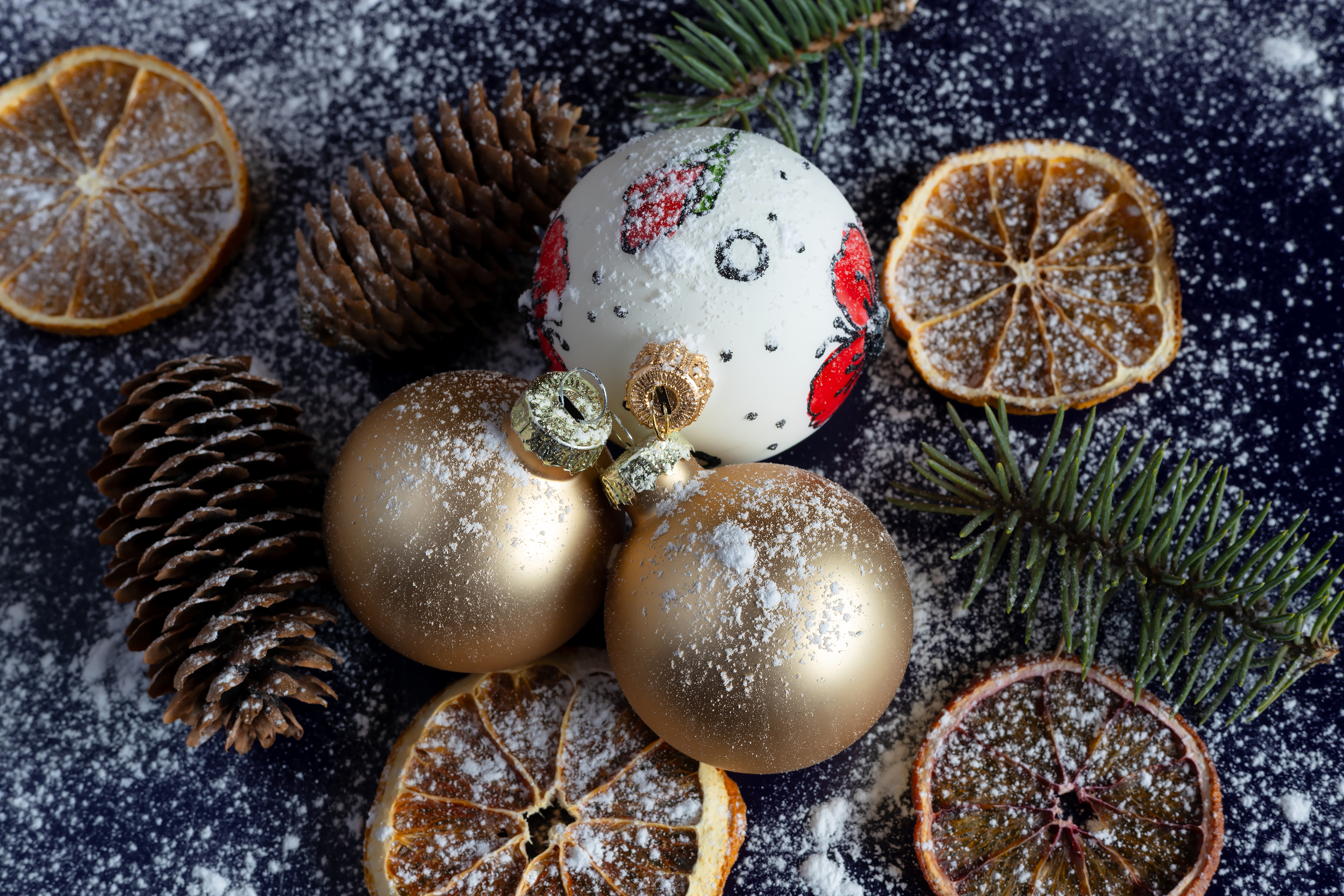 Бесплатное фото Новогодняя открытка с ёлочными шарами и шишками