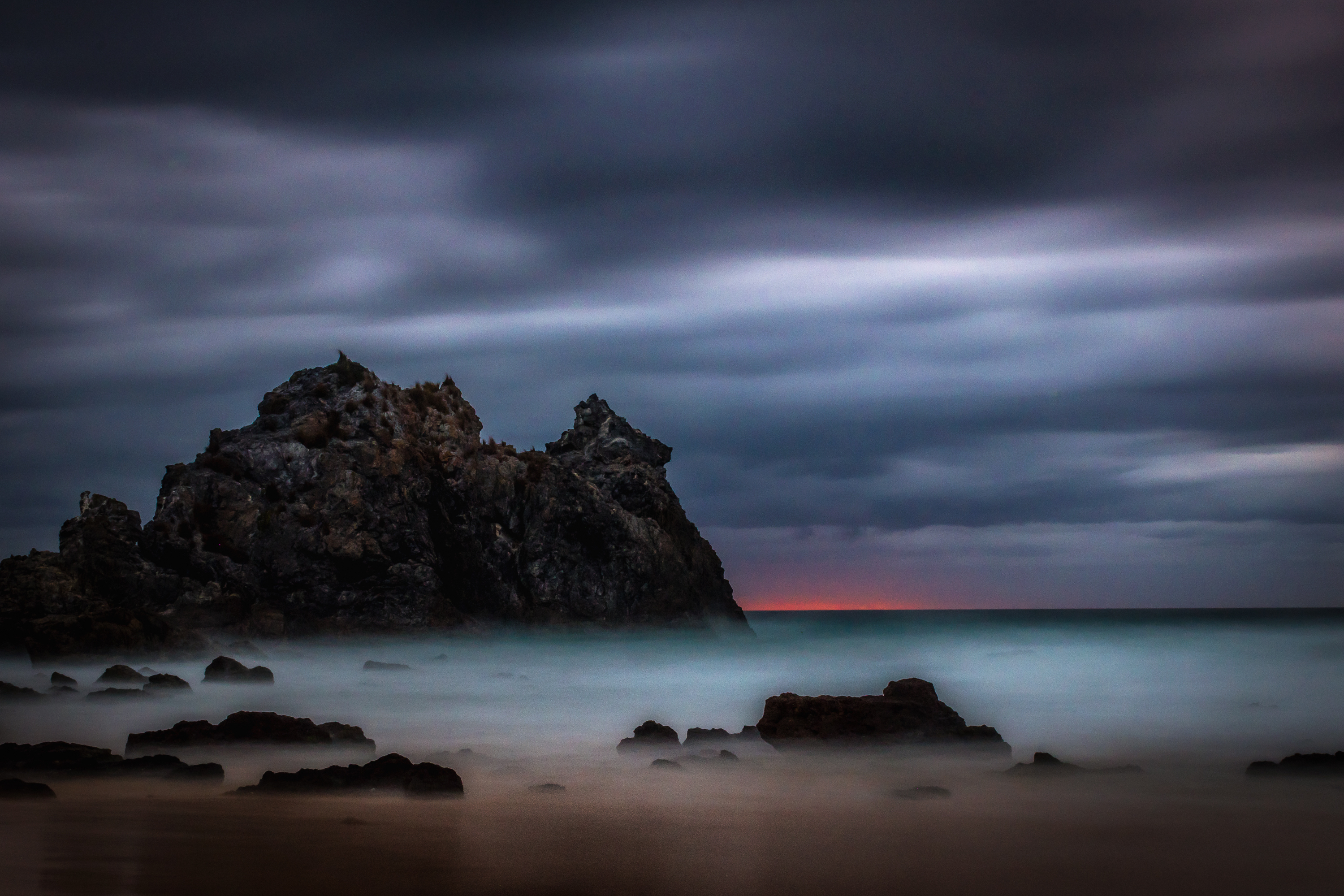 Free photo Fog over the water by the sea