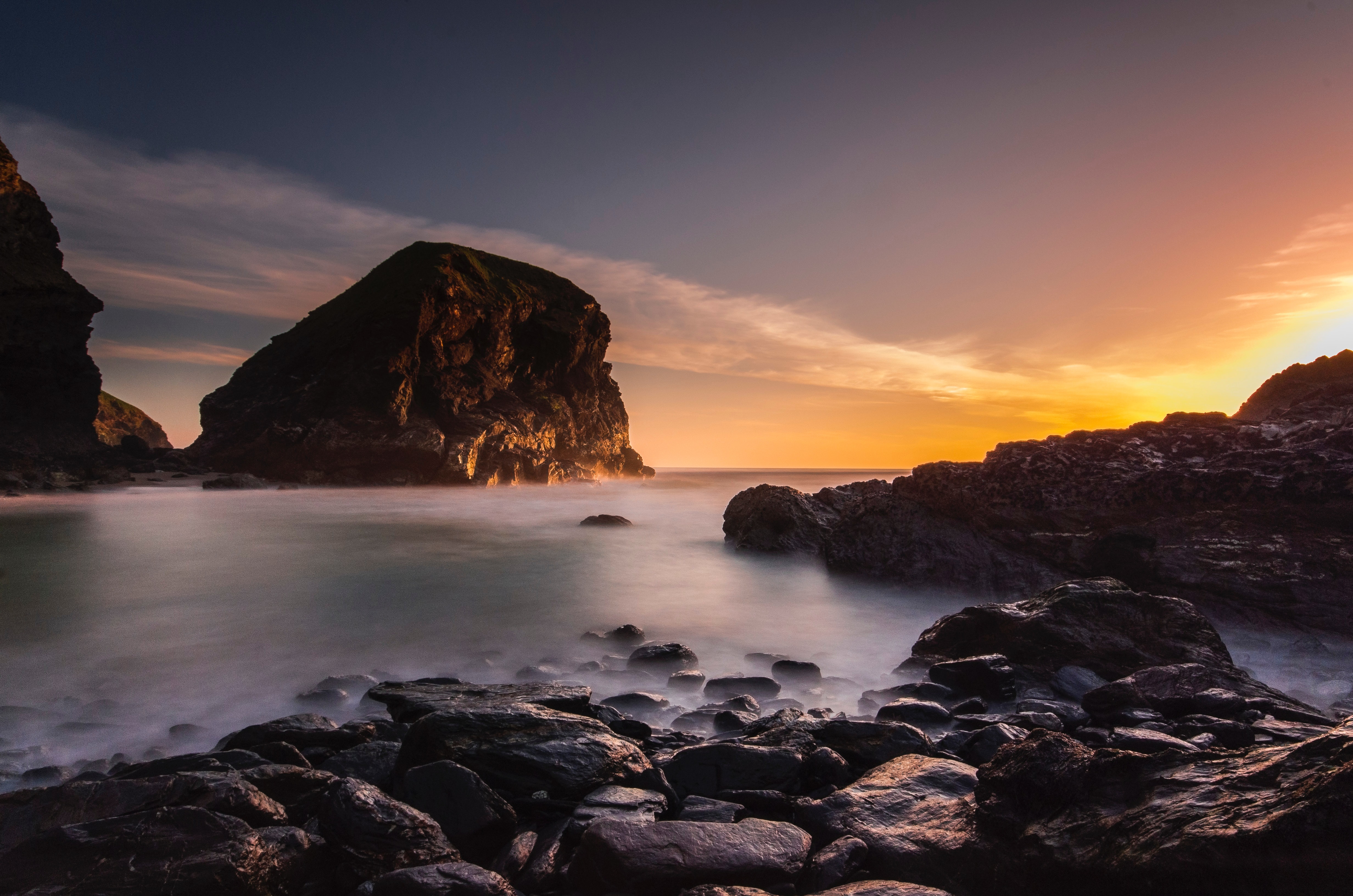 免费照片夕阳下的岩石岸边