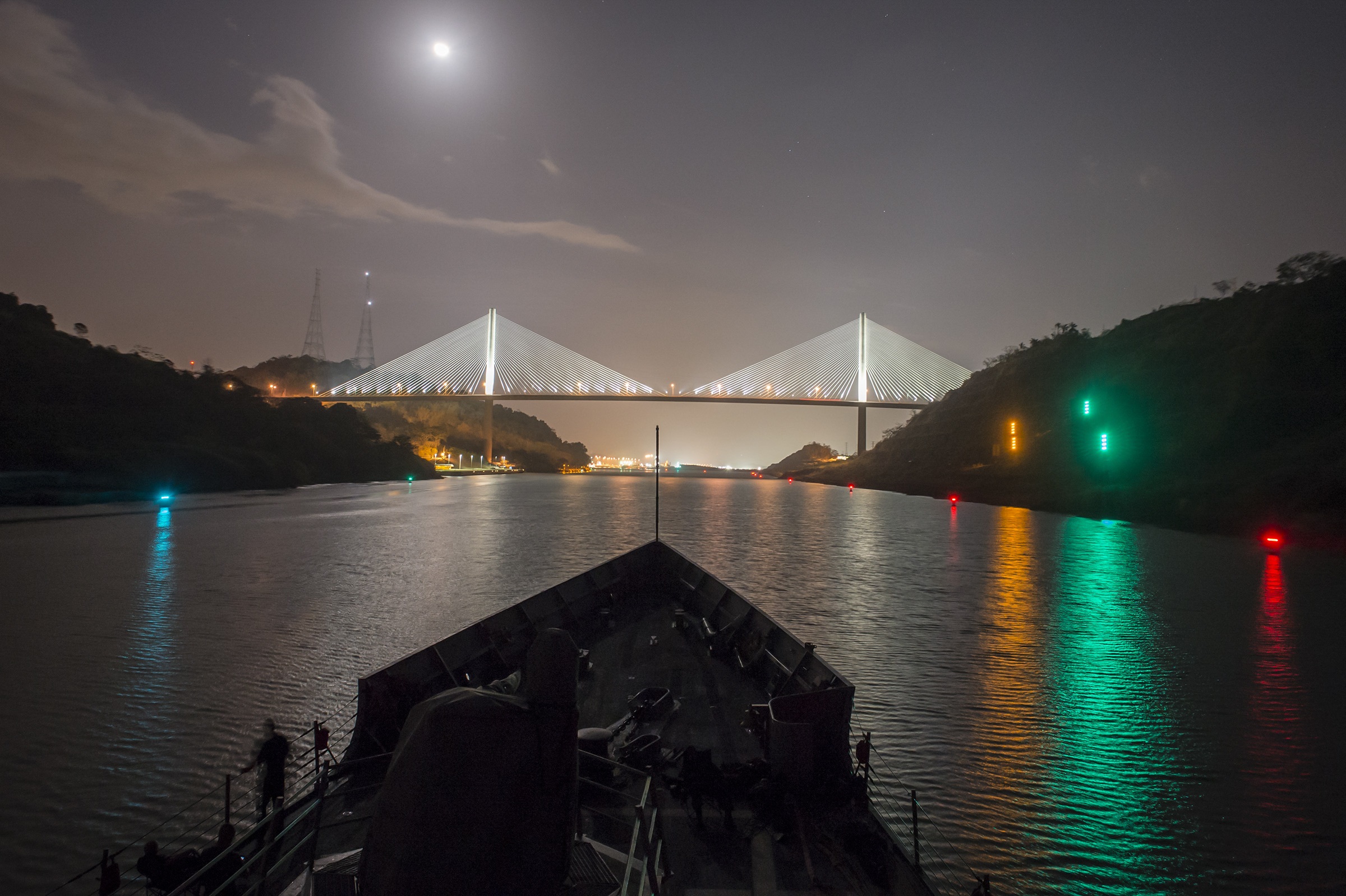 Free photo A large bridge over the river against the sky with the moon in the background