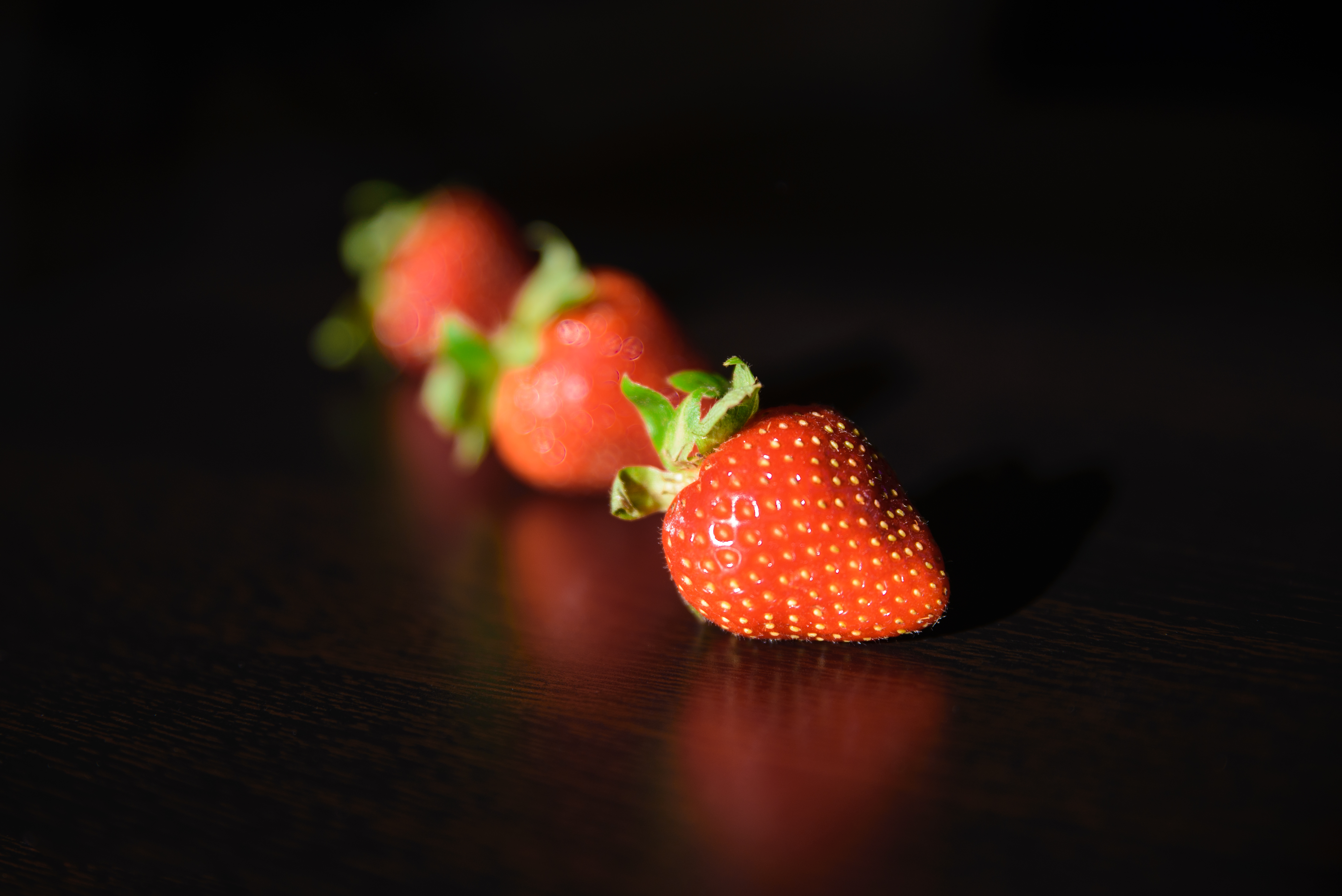 黑色背景上的草莓
