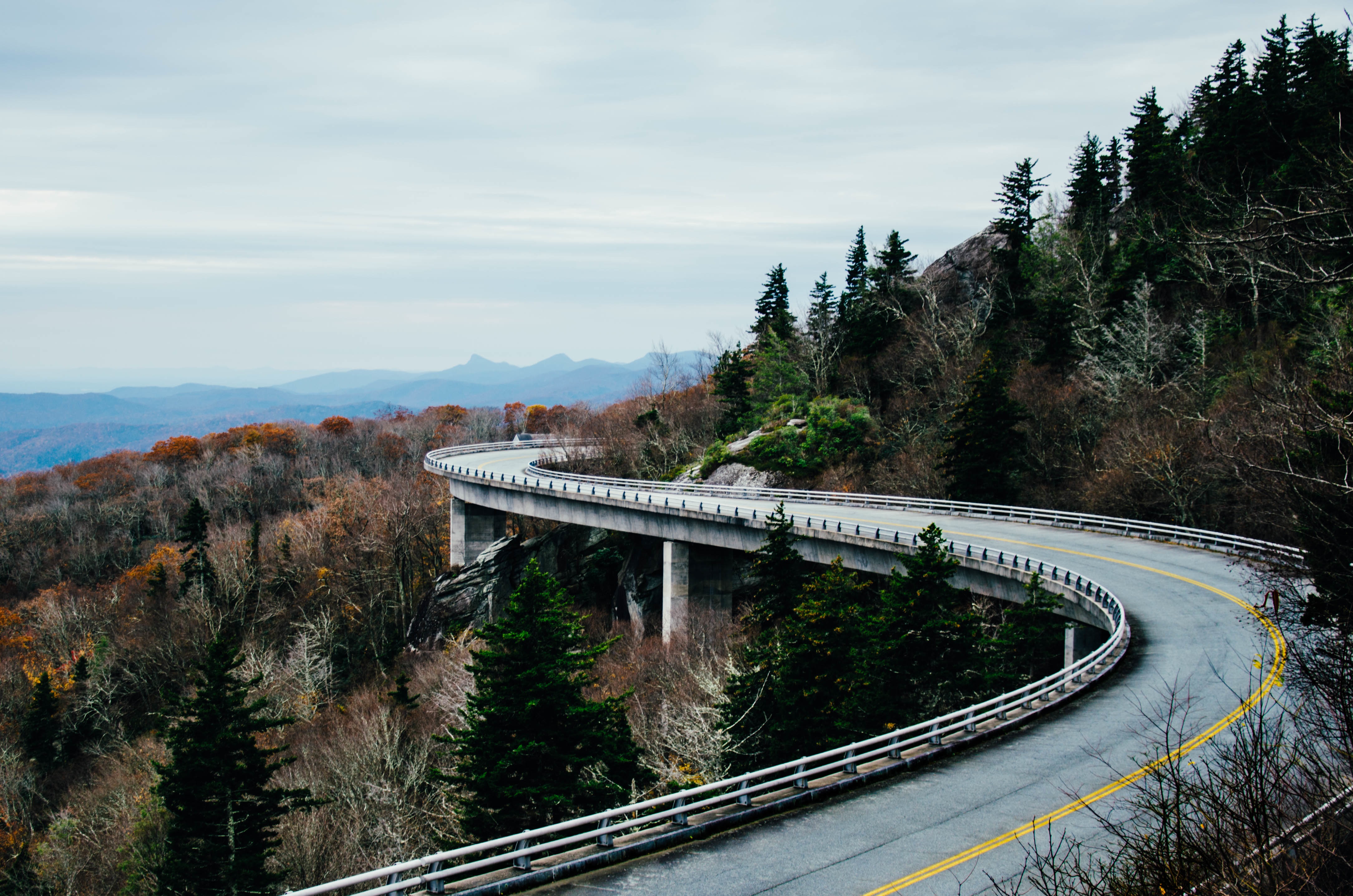 Free photo A winding highway winds around the mountain