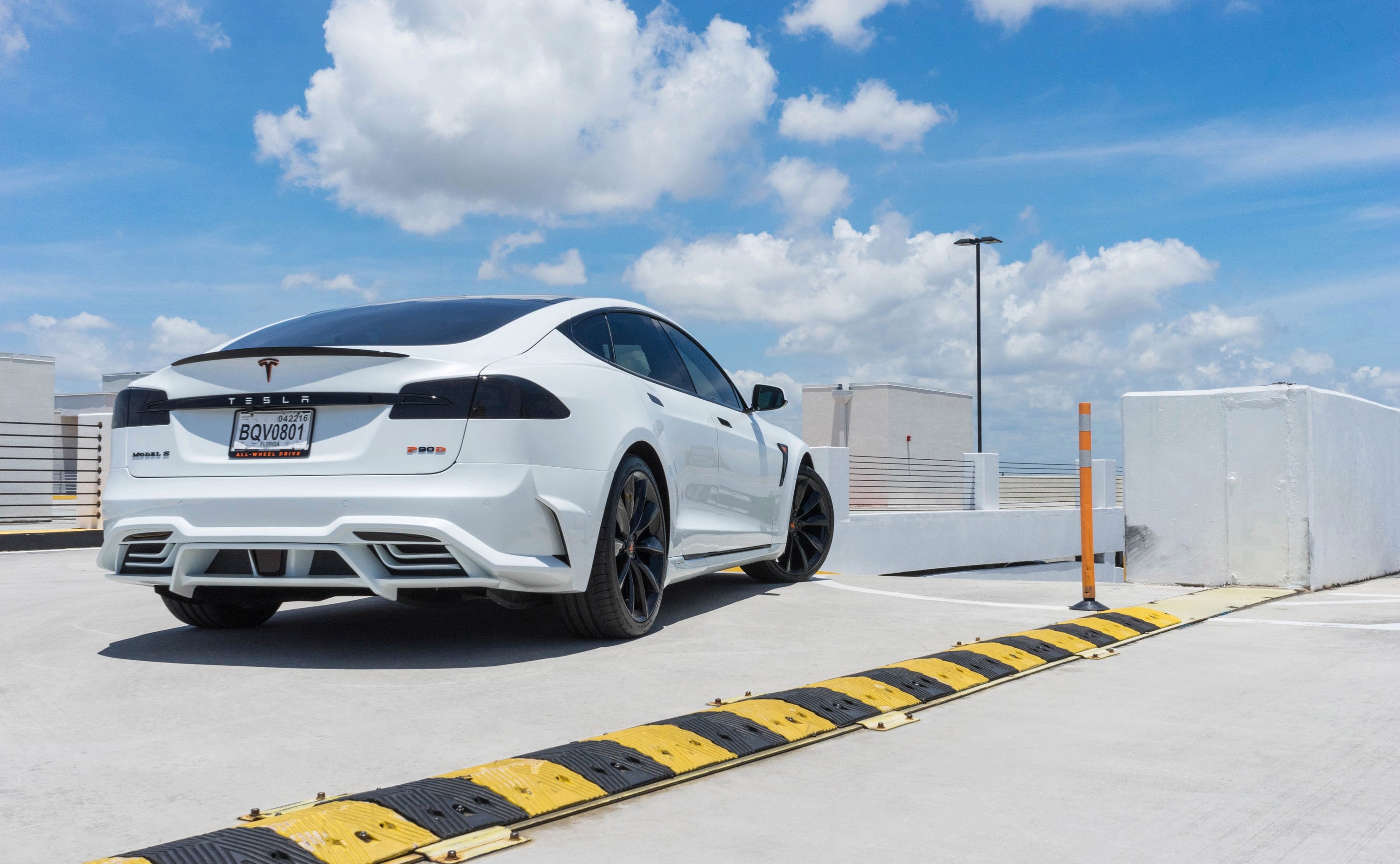 Free photo White tesla model s on black rims