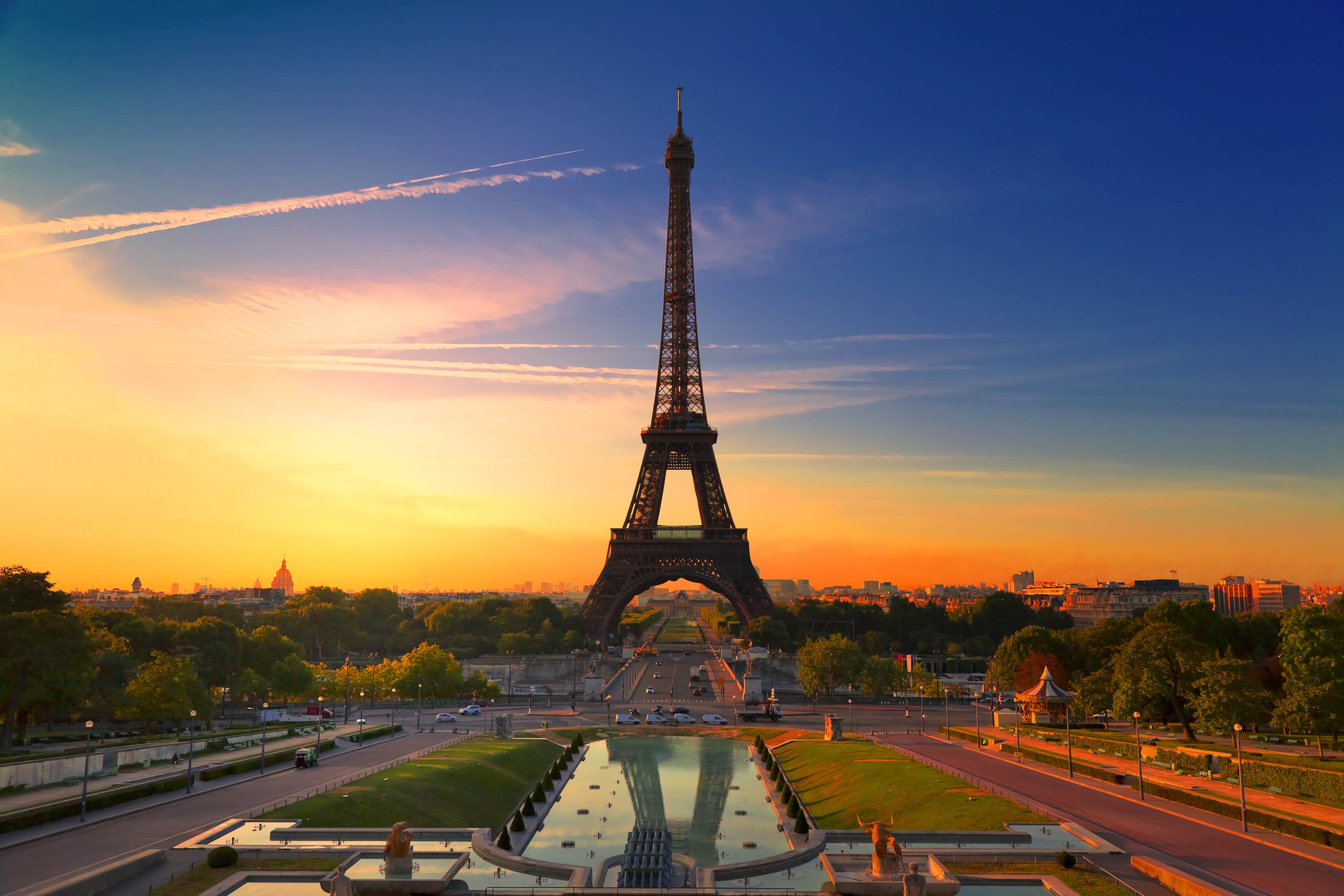 Wallpaper Eiffel Tower in the evening time