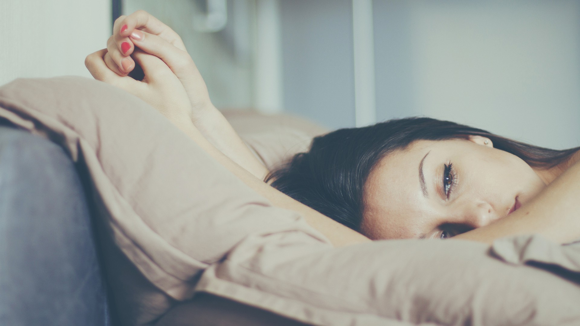 Сонные глаза это. Кровать для подростка. Заспанный мужчина. Сонный взгляд. Заспанный человек.