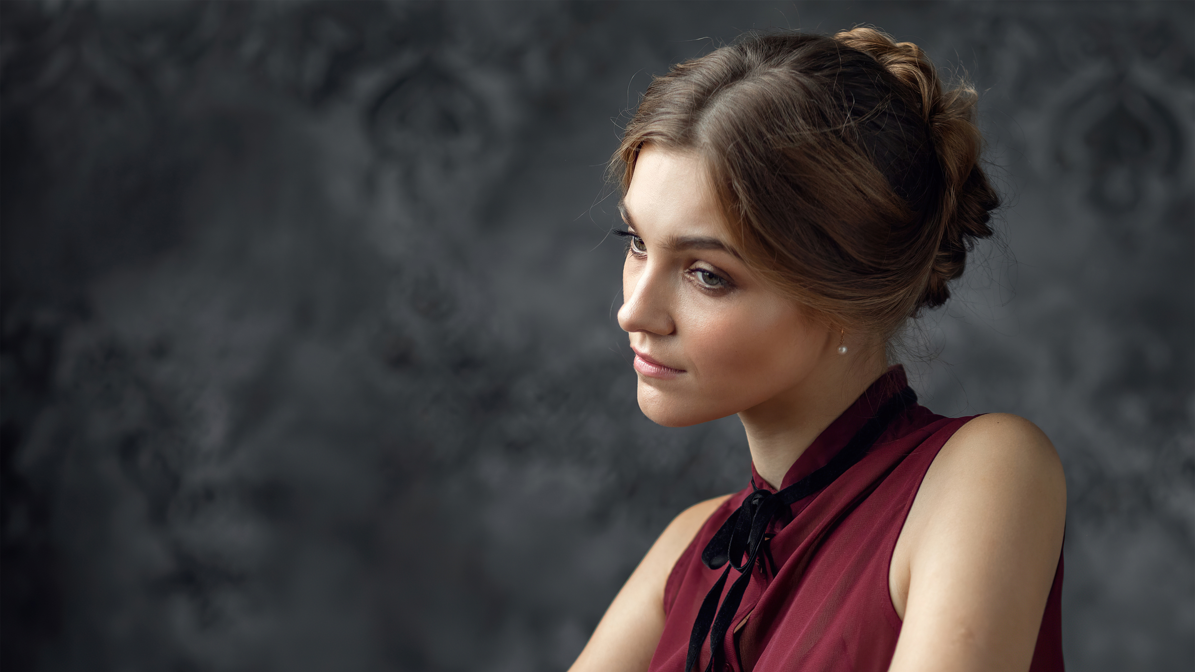 Free photo Dark-haired model in a burgundy dress