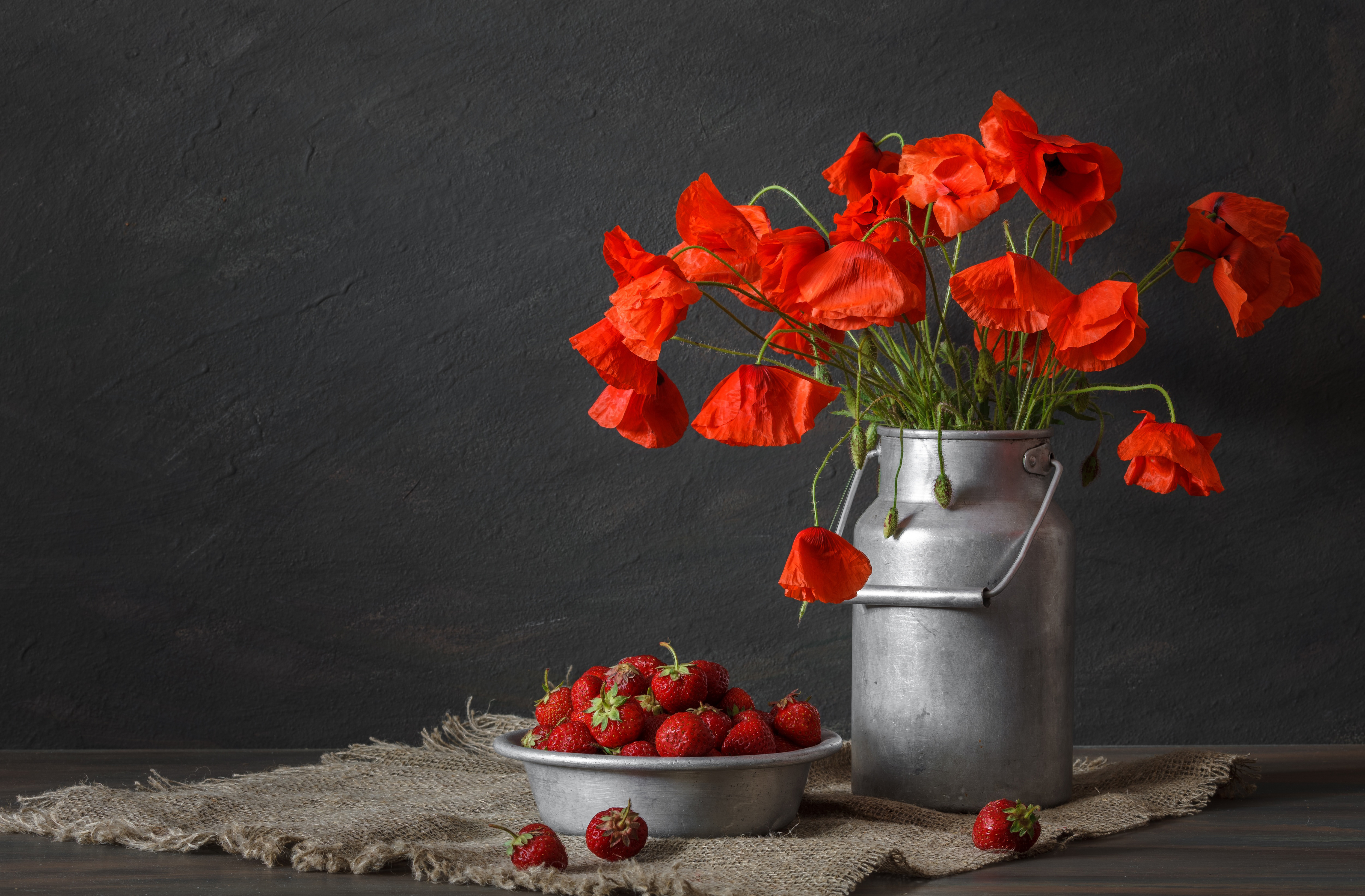 Free photo Poppies and strawberries