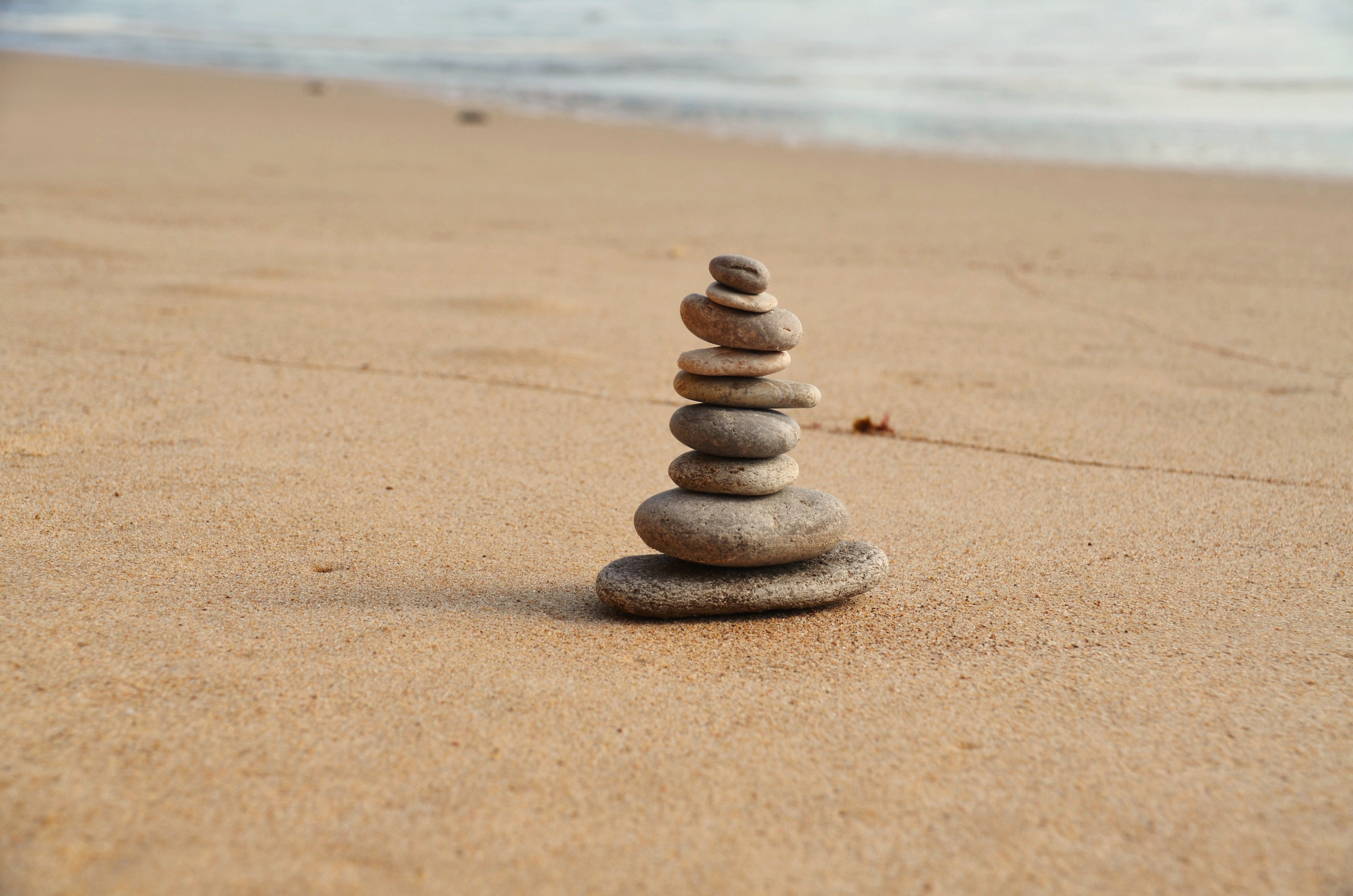 Free photo A pyramid of pebbles on a sandy beach