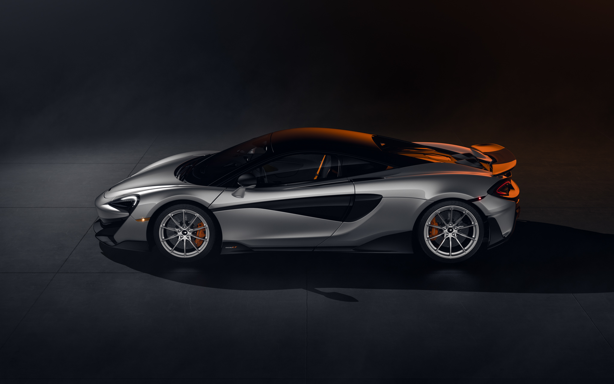 Бесплатное фото Обои для рабочего стола с Mclaren 600LT в темном помещении