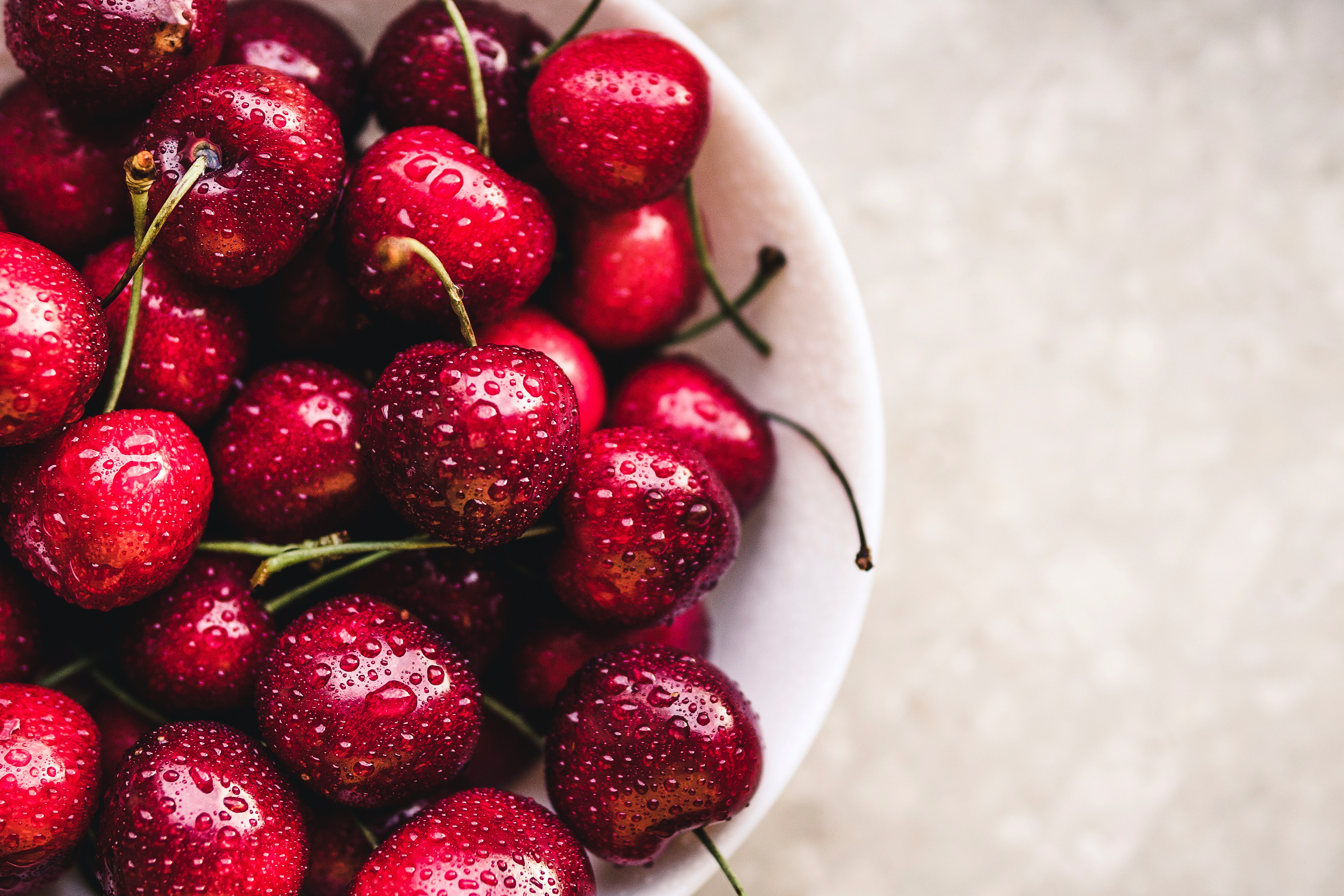 Free photo Washed cherries in a bowl