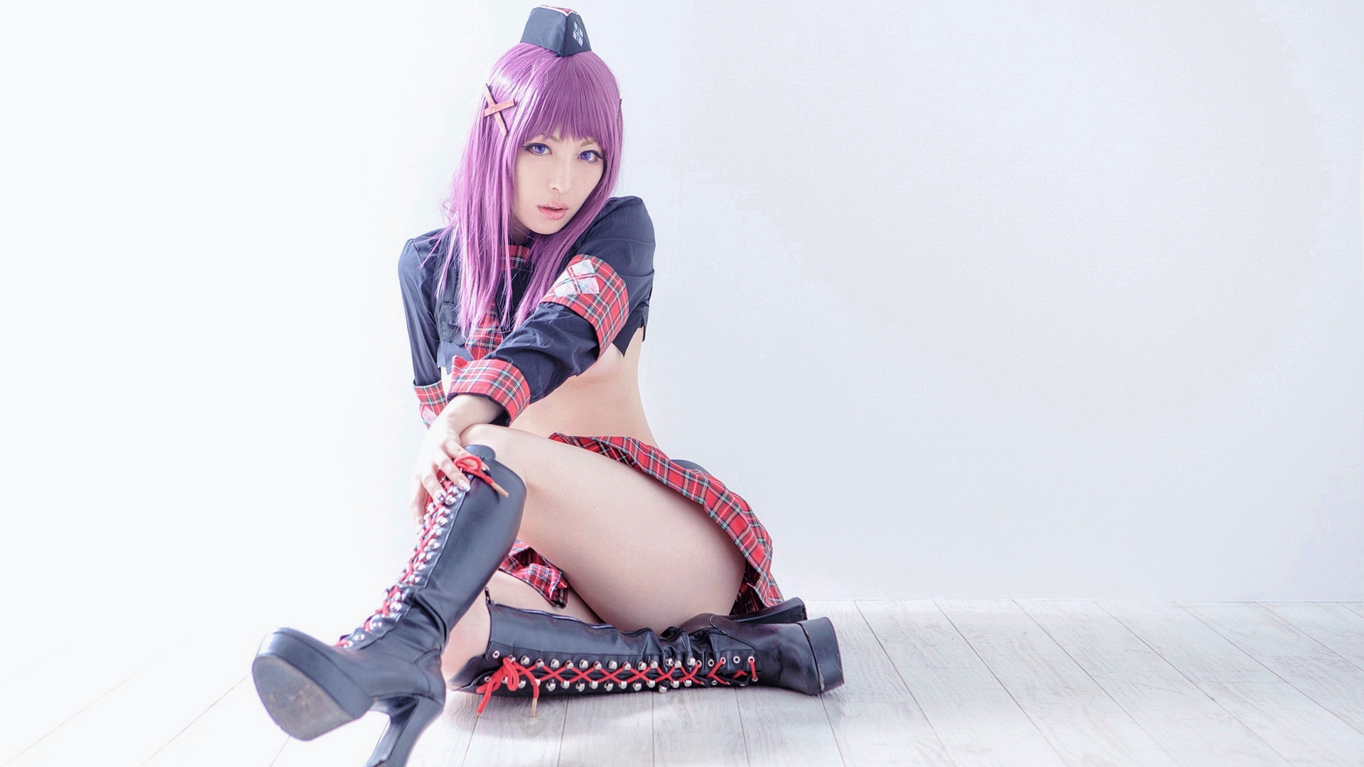 Модель  Nonsummerjack сидит на полу