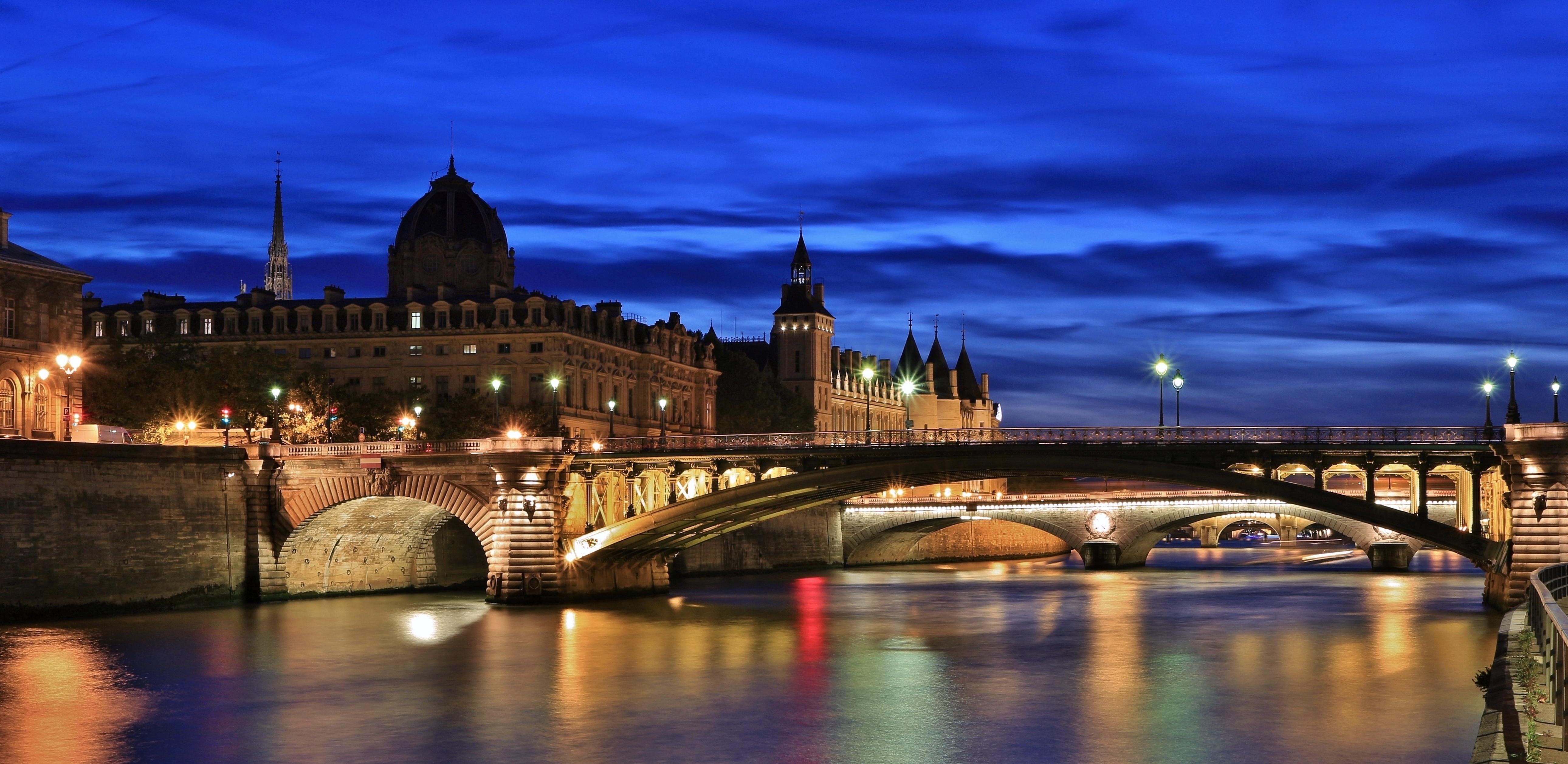 Wallpapers The bridge of Notre Dame and the registry of the Commercial court of Paris Conciergerie PARIS on the desktop