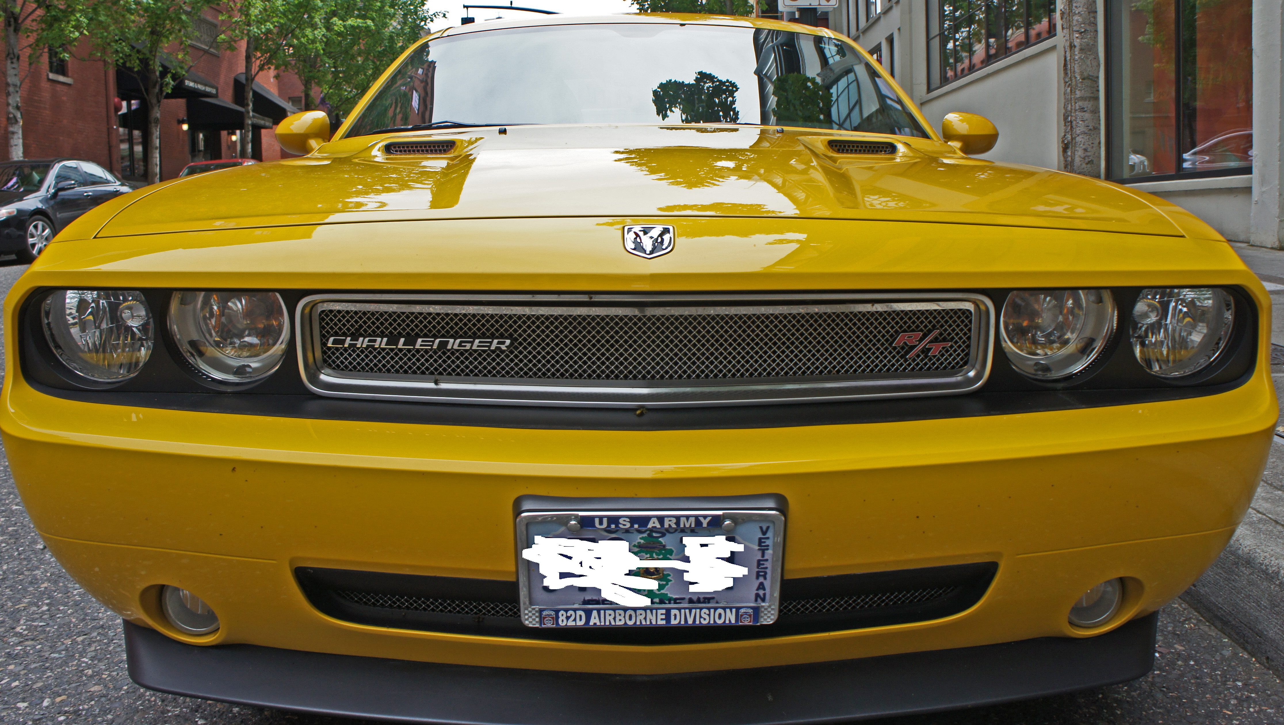 Желтый Dodge Challenger U.S. Army