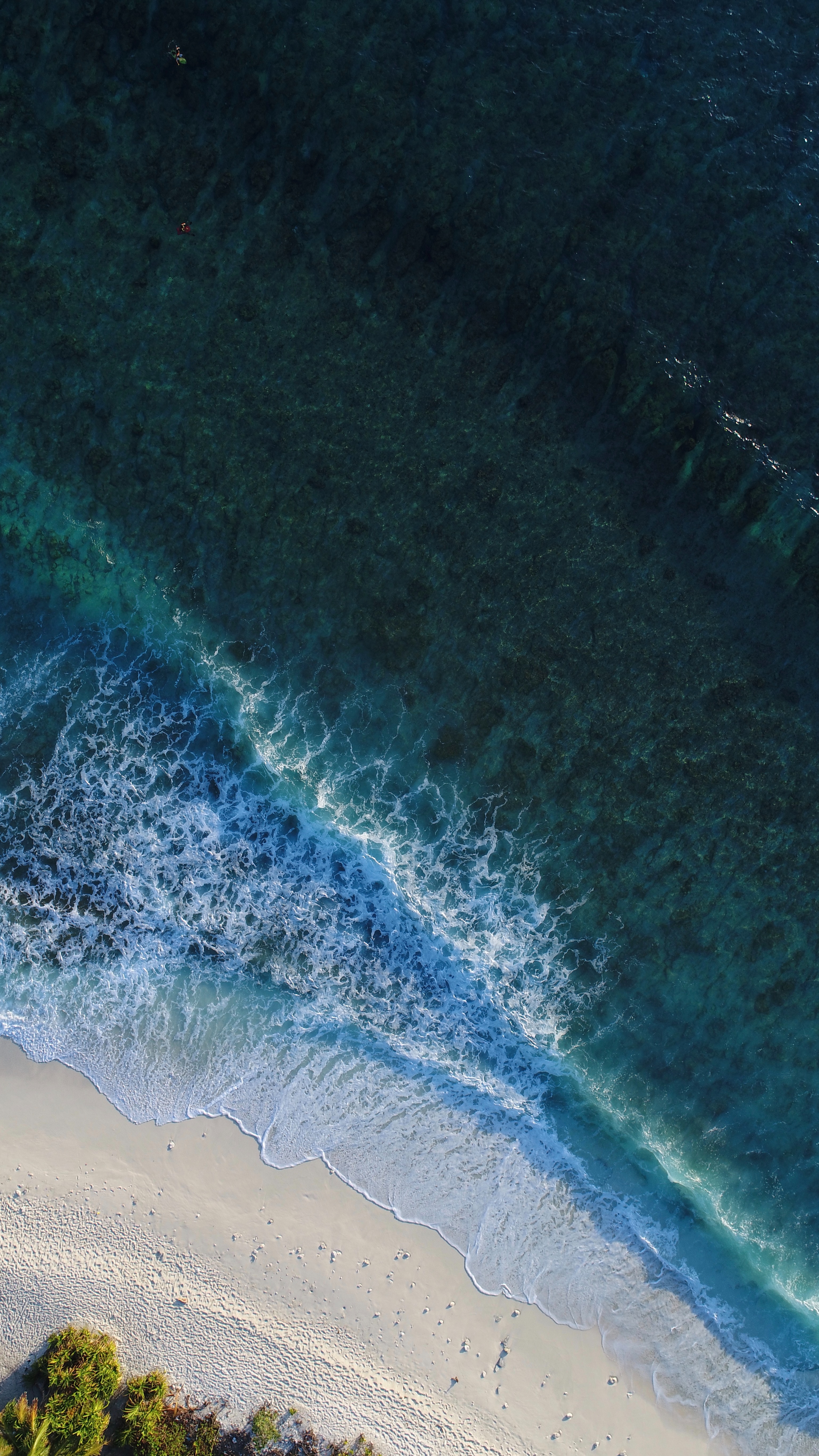 Free photo Sea waves crashing on the sandy beach shore