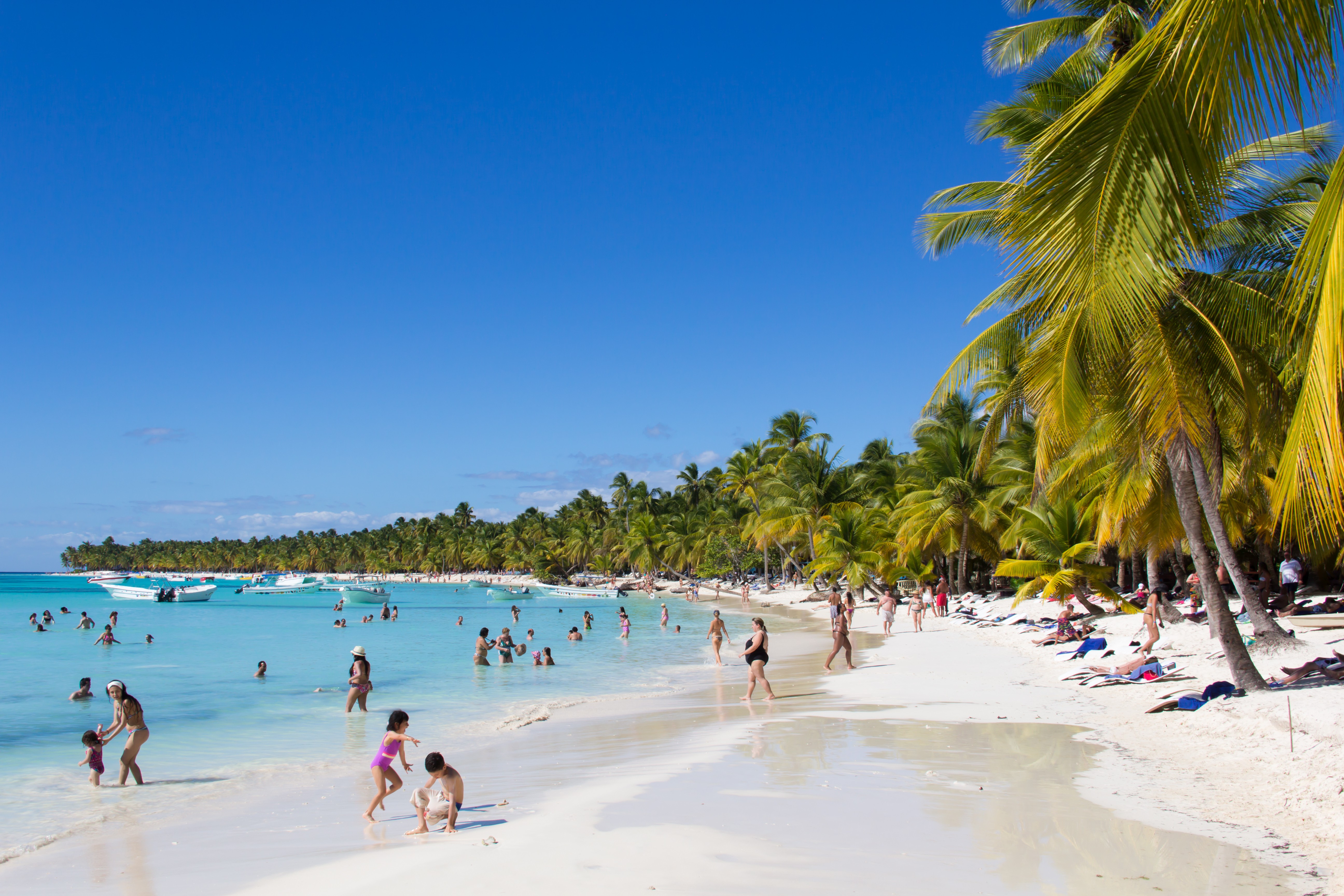 Wallpapers lively beach people bathe on the desktop