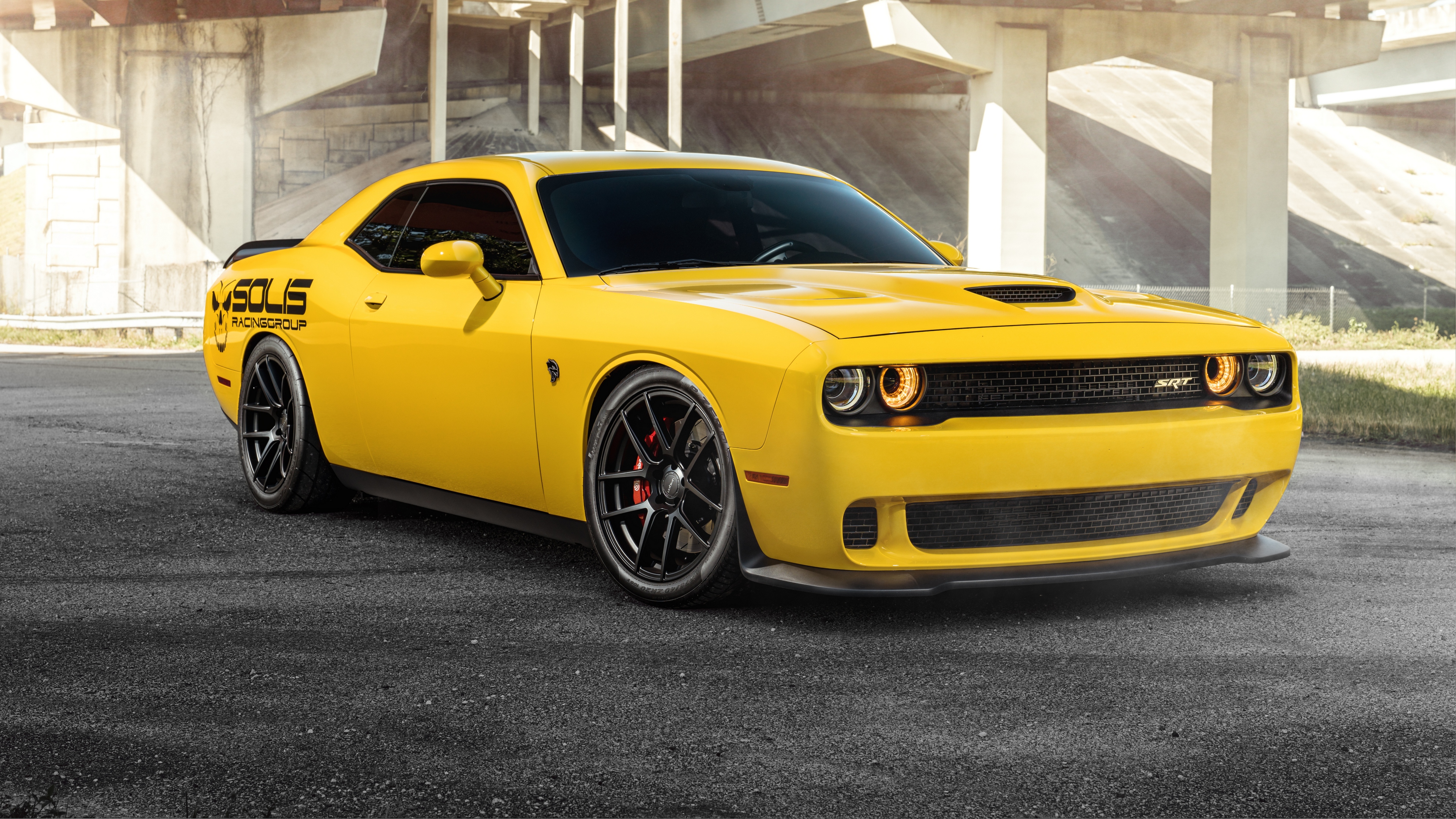 Бесплатное фото Dodge Challenger SRT в желтом цвете