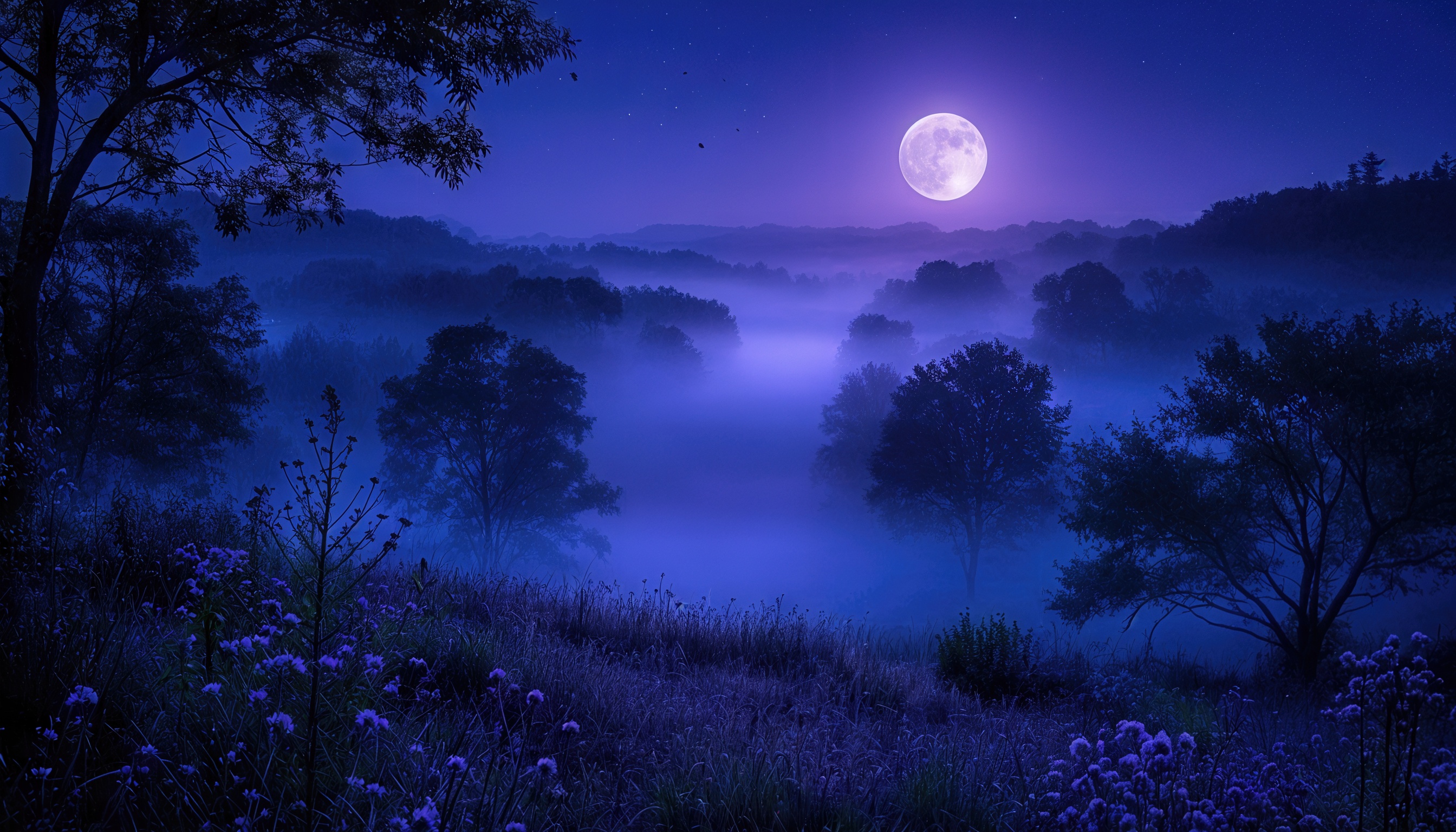 Ночной пейзаж с полной луной, освещающей туманную долину и цветы.