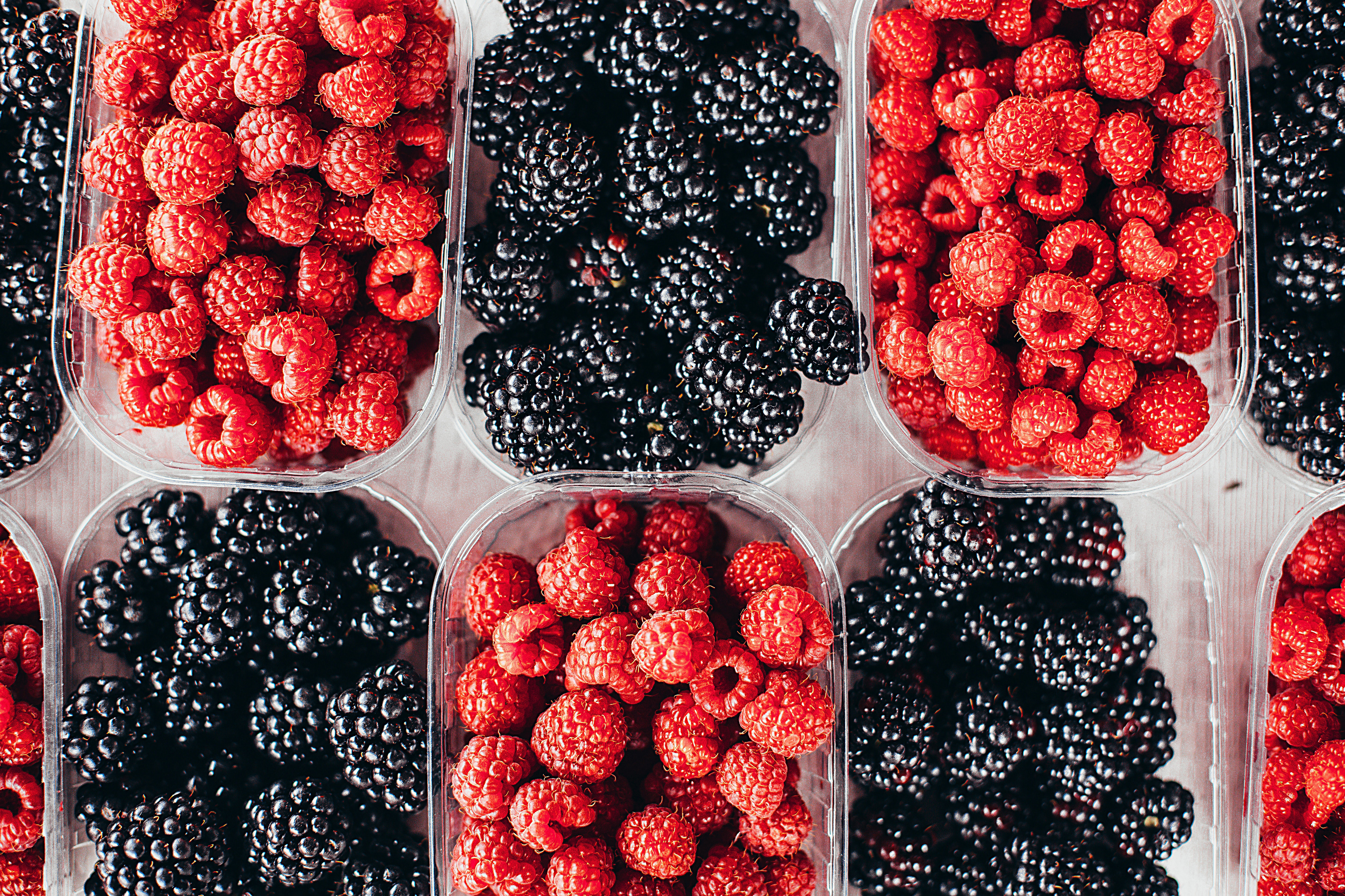 Free photo Berries in containers