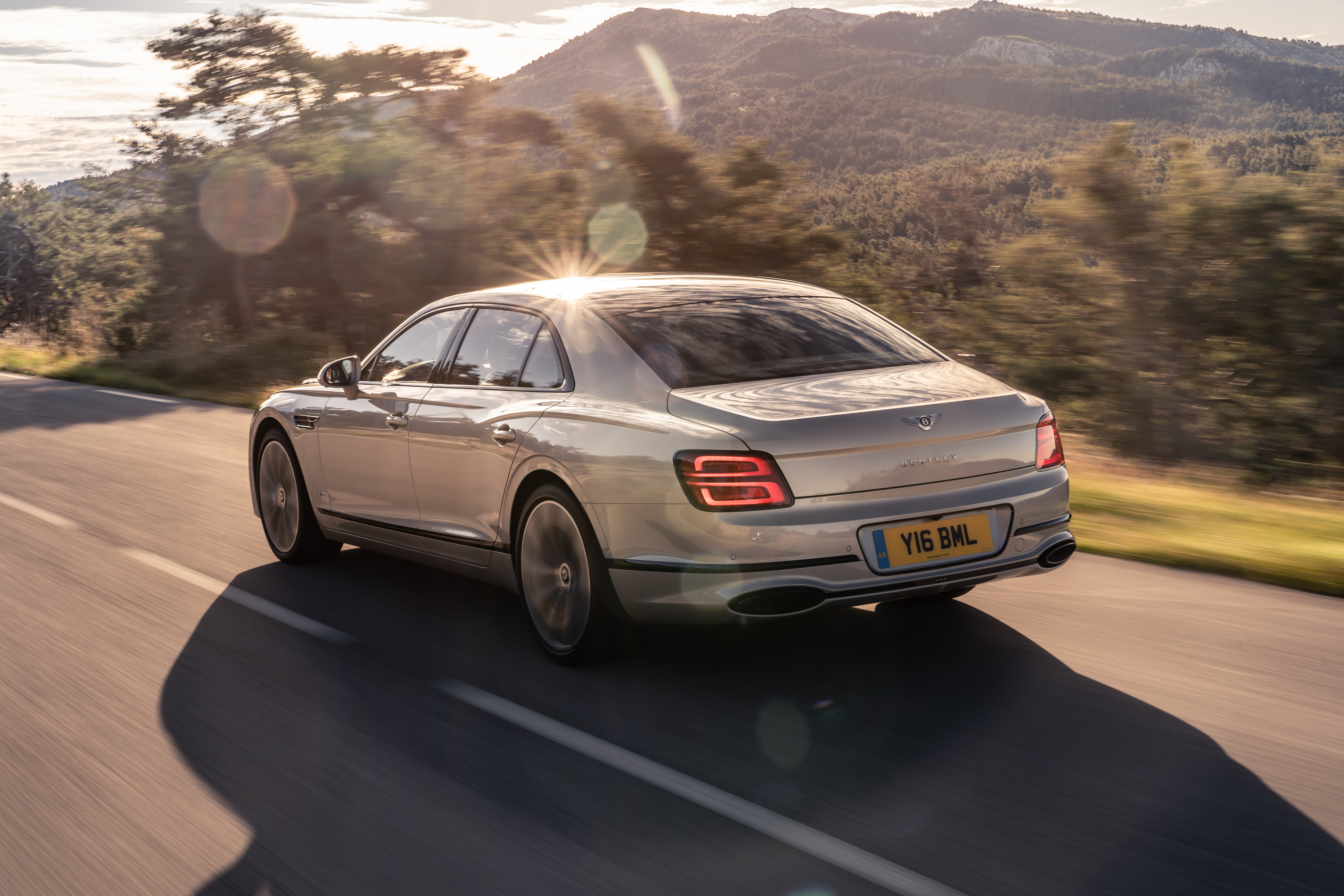 Бесплатное фото Bentley Flying Spur 2020 года серебристого цвета вид сзади