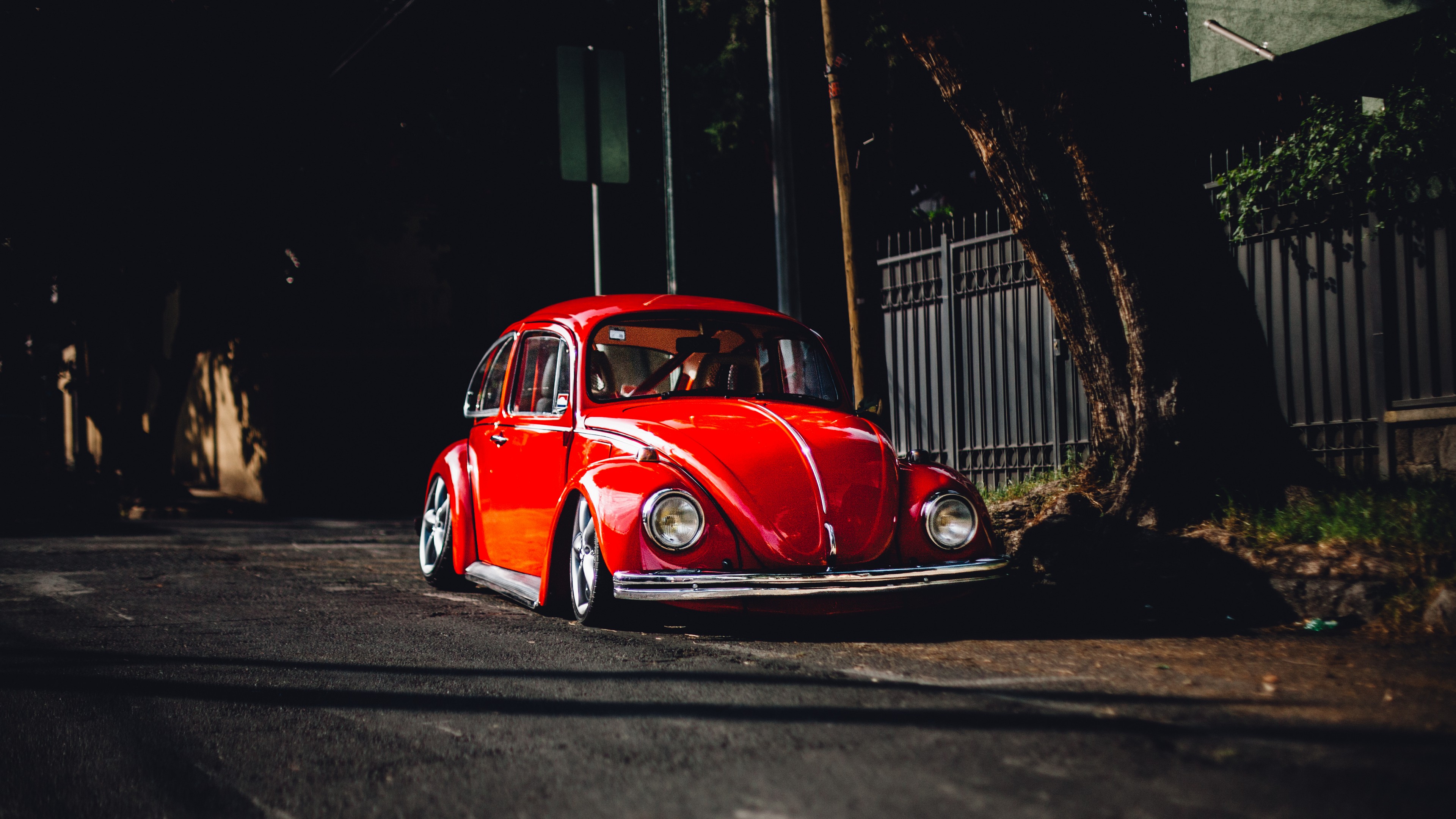 Free photo A red VW Beetle is parked on the side of the road.