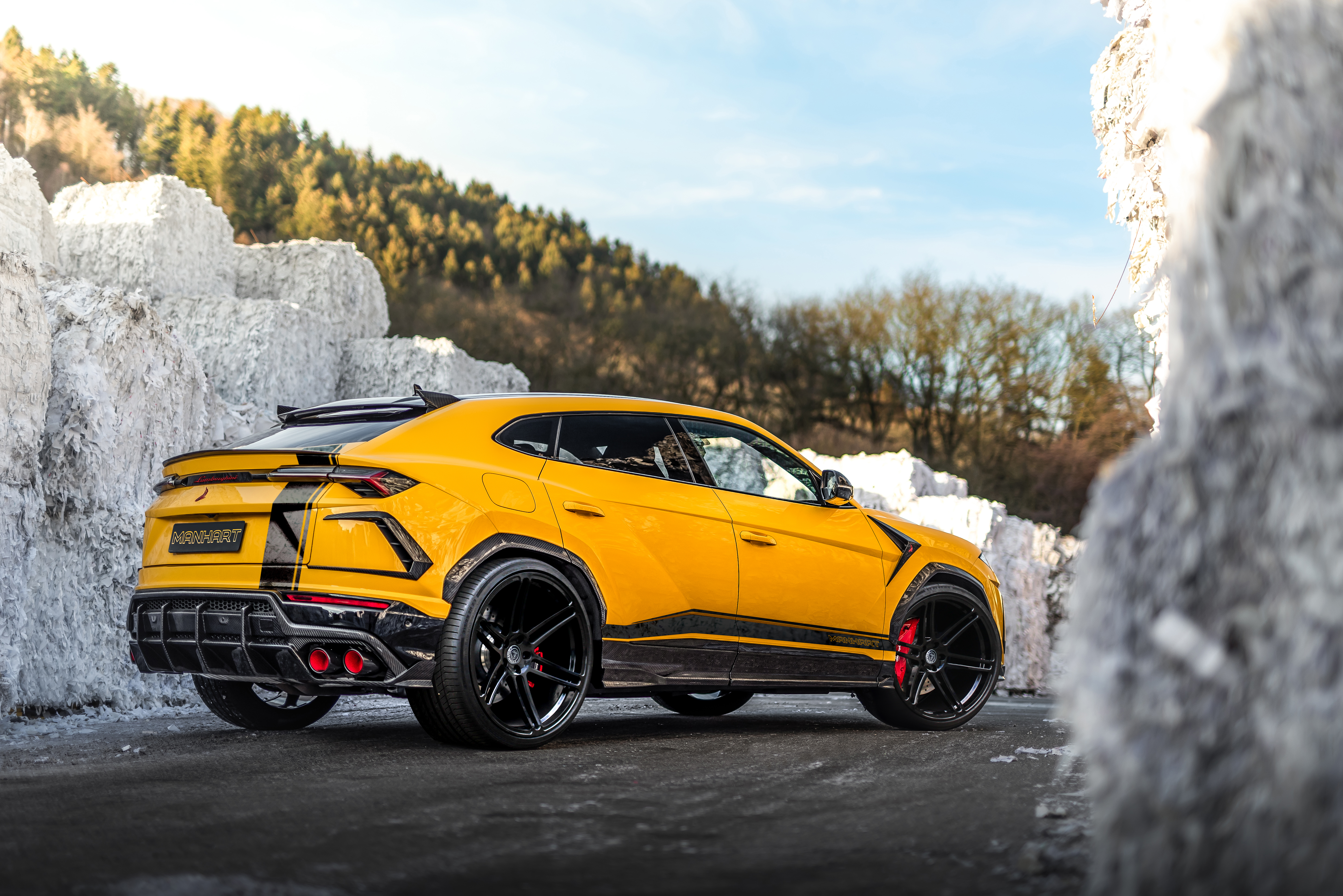 Бесплатное фото Lamborghini Urus желтого цвета вид сзади