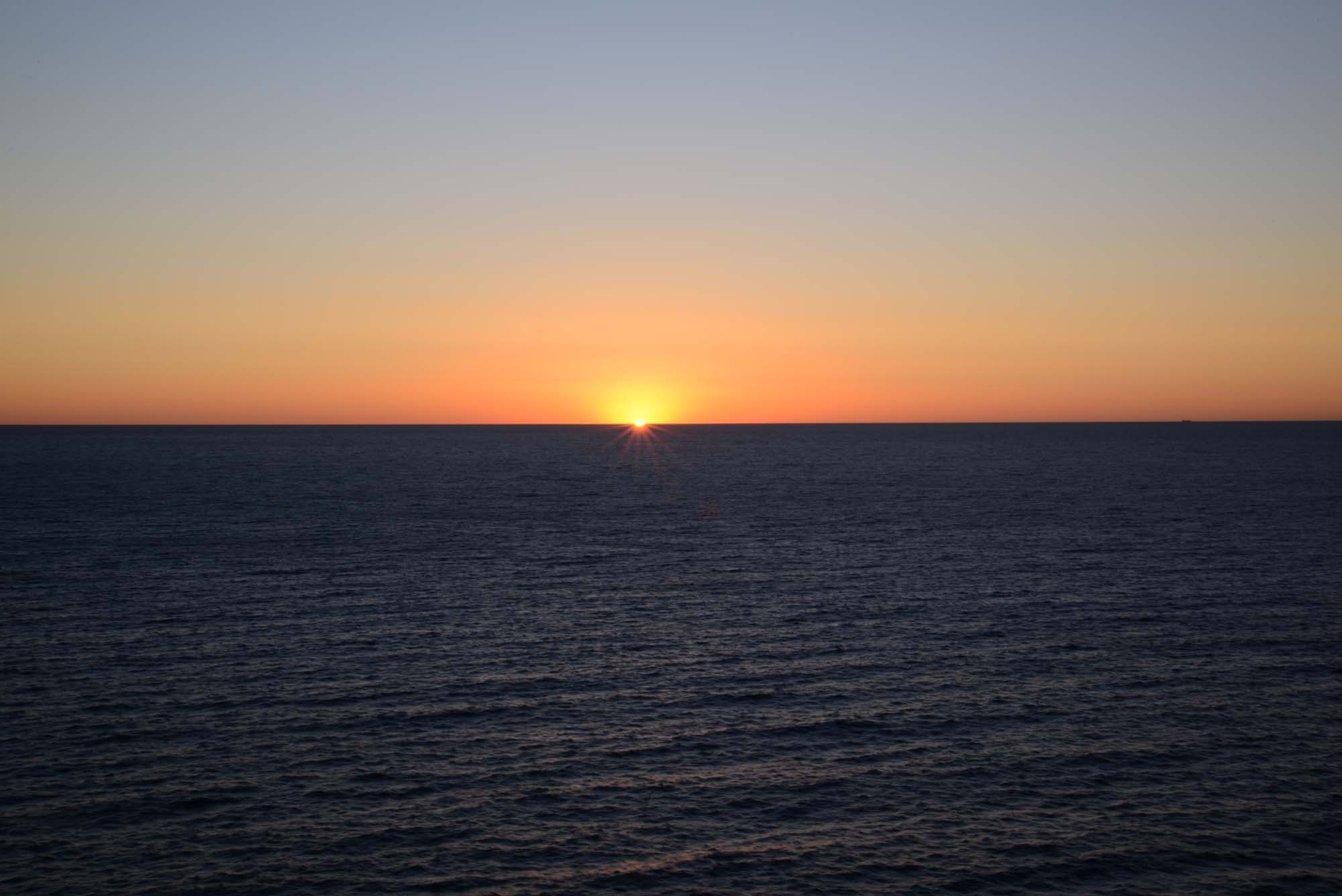 Бесплатное фото Солнце прячется за океан