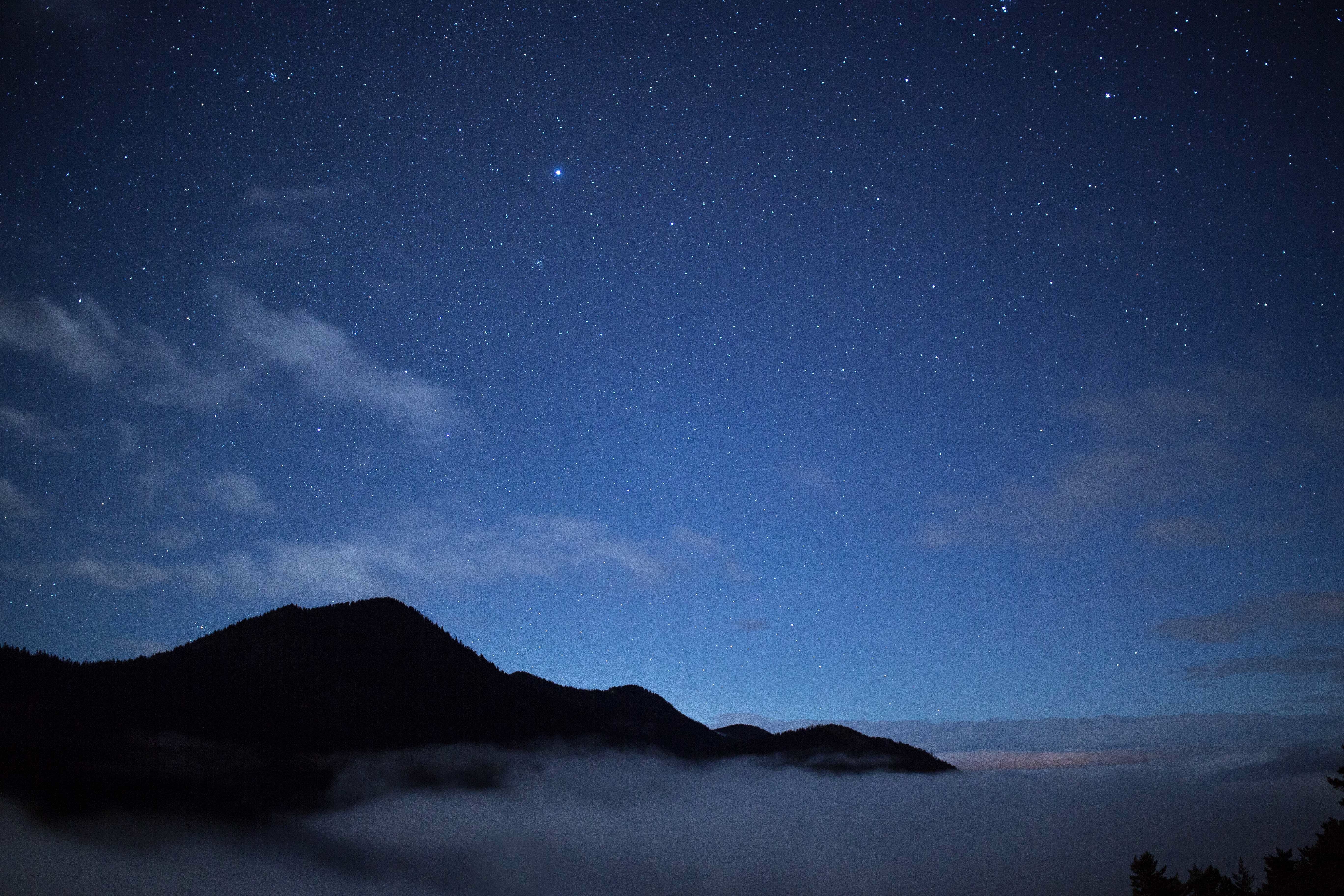 免费照片群山映衬下的星空