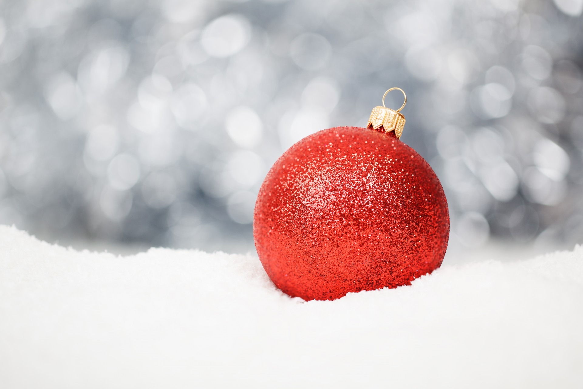 Free photo Red New Year toy in the snow