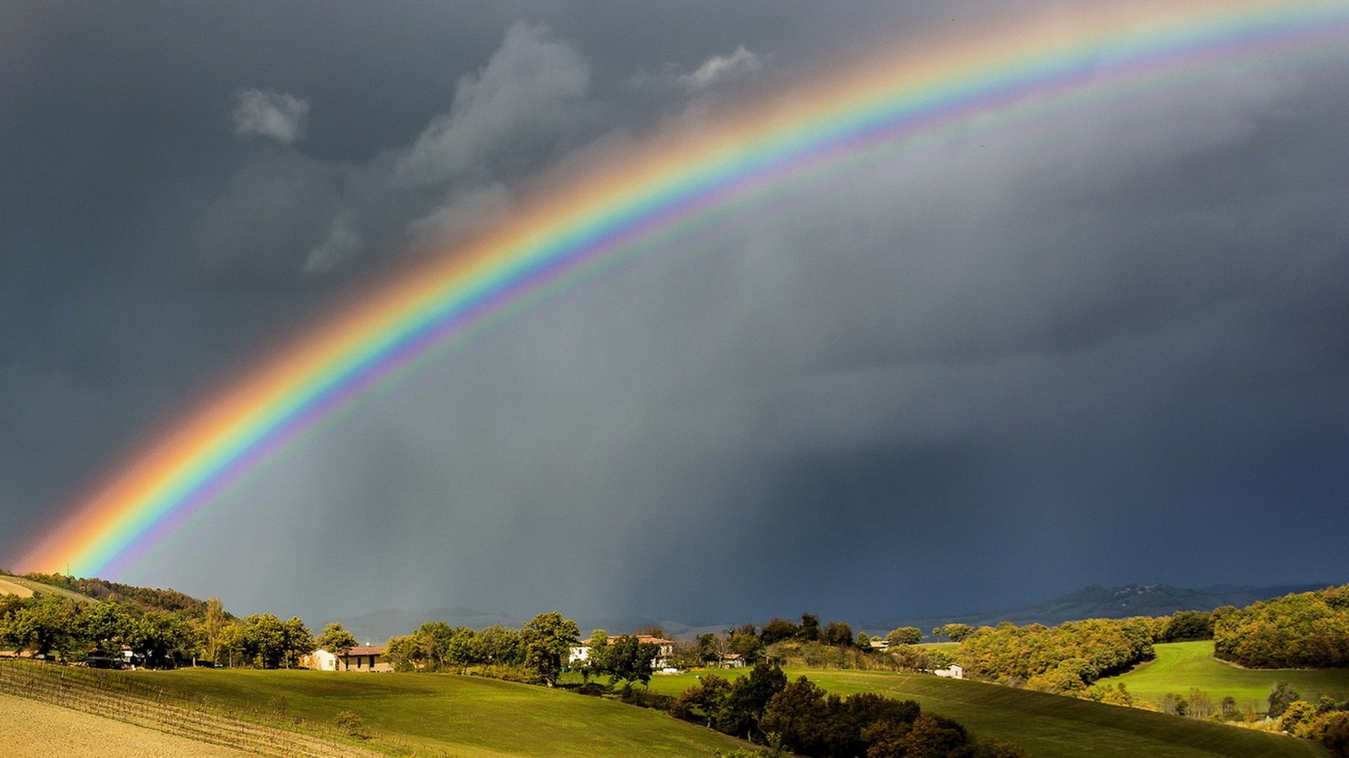 Free photo A rainbow in an overcast sky.