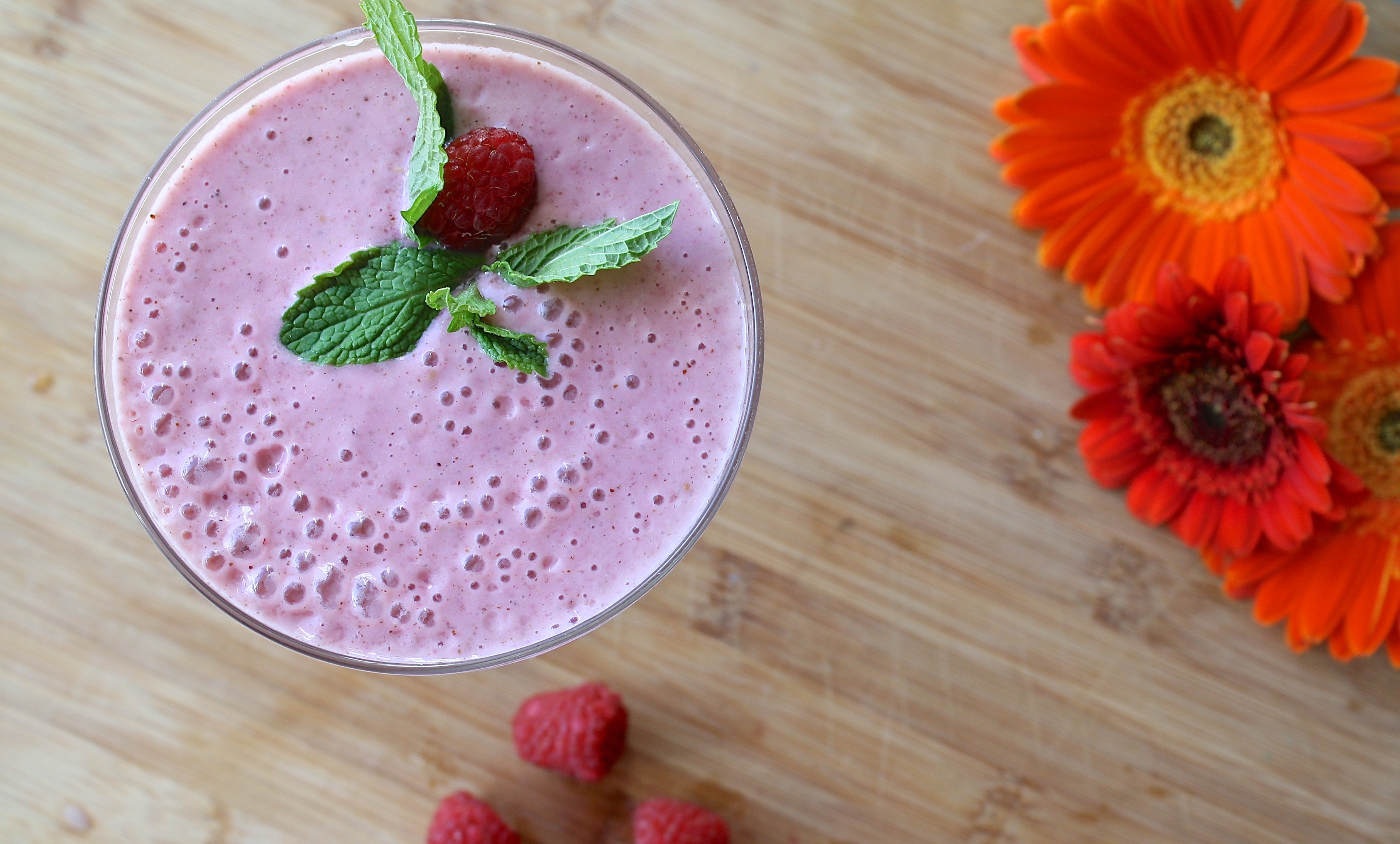 Free photo Freshly squeezed raspberry smoothie