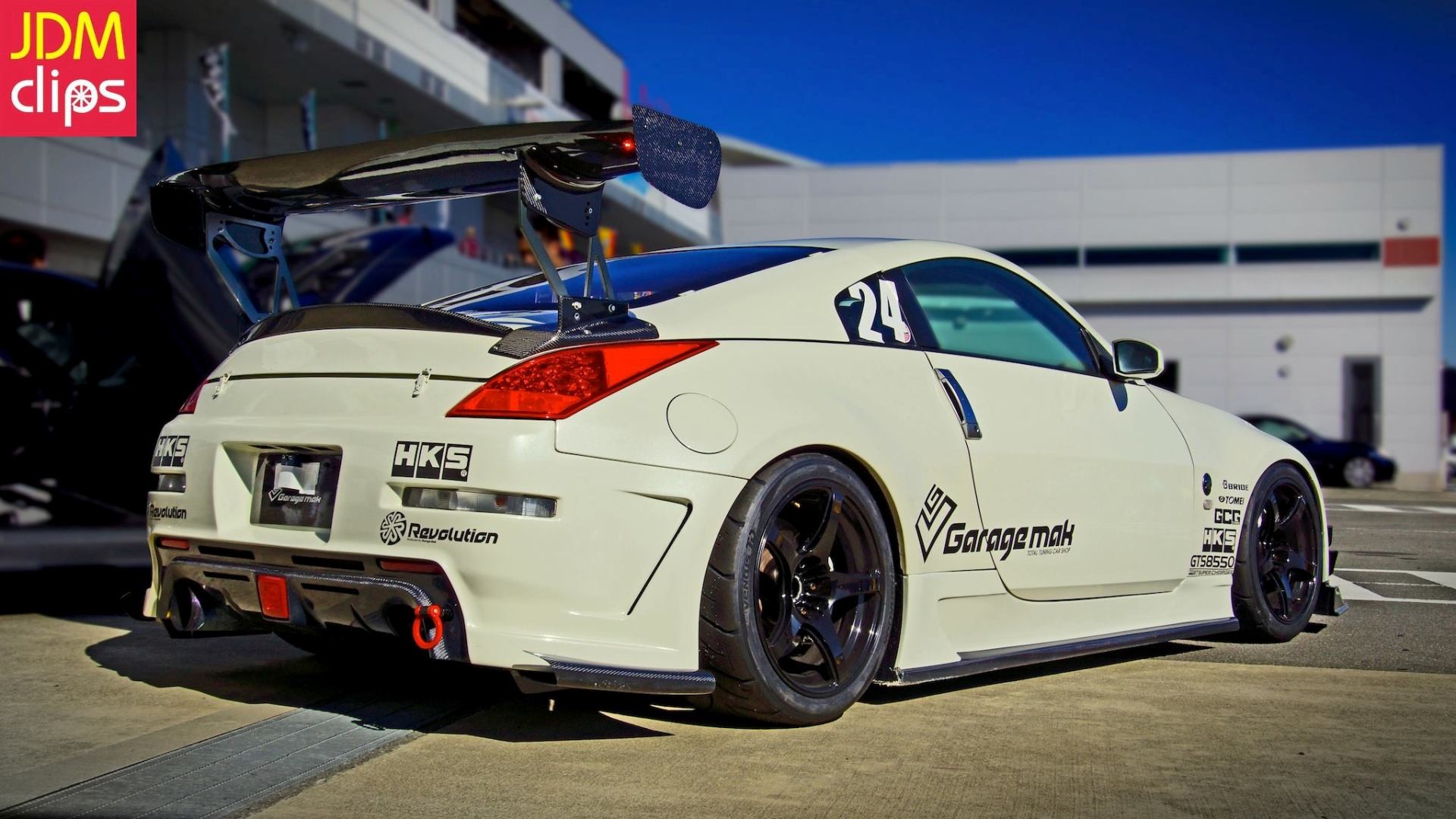 Free photo Nissan 370z white rear view